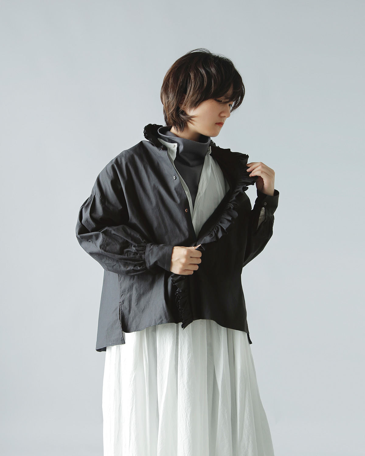 TOUJOURS(トゥジュー)コットン トリプルヤーン ツイル クロス ビショップ スリーブ フリル ワイド シャツ“Cotton Triple  Yarn Twill Cloth Bishop Sleeve Ruffle Wide Shirt” bm39ps01