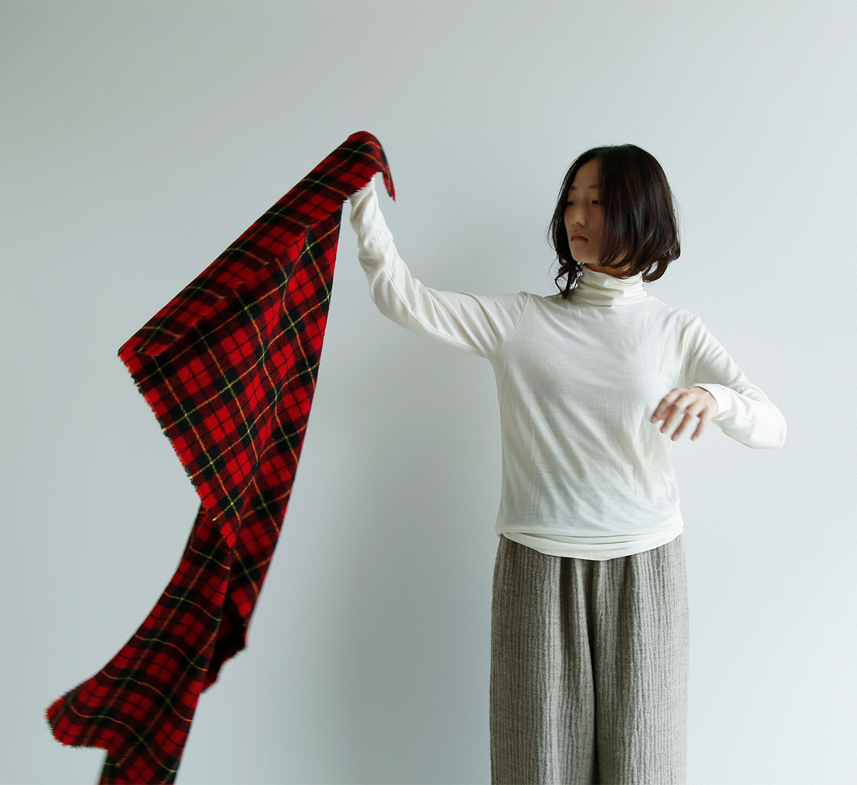 R & D.M.Co-(I[h}Ye[[)E[ ^[^ `FbN }t[ gWOOL TARTAN CHECK MUFFLERh 7064