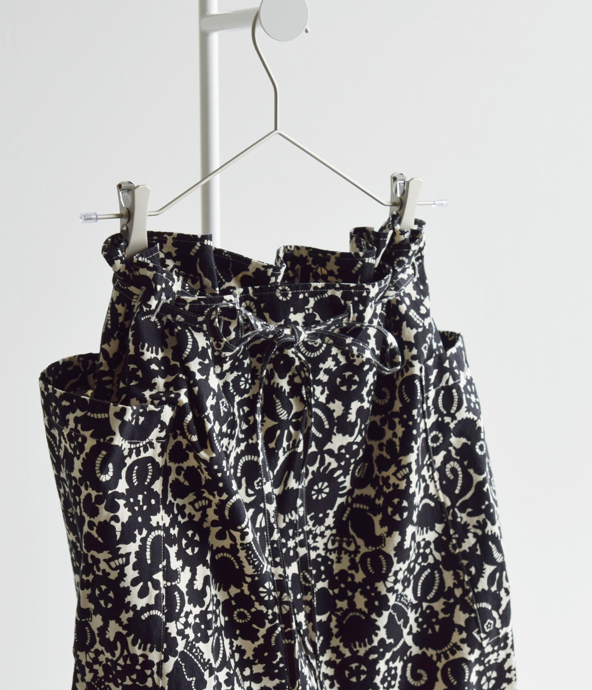 R & D.M.Co- オールドマンズテーラー モノ トリック プリント ストリング スカート “MONO TRICK PRINT STRING  SKIRT” 7163 | iroma..aranciato