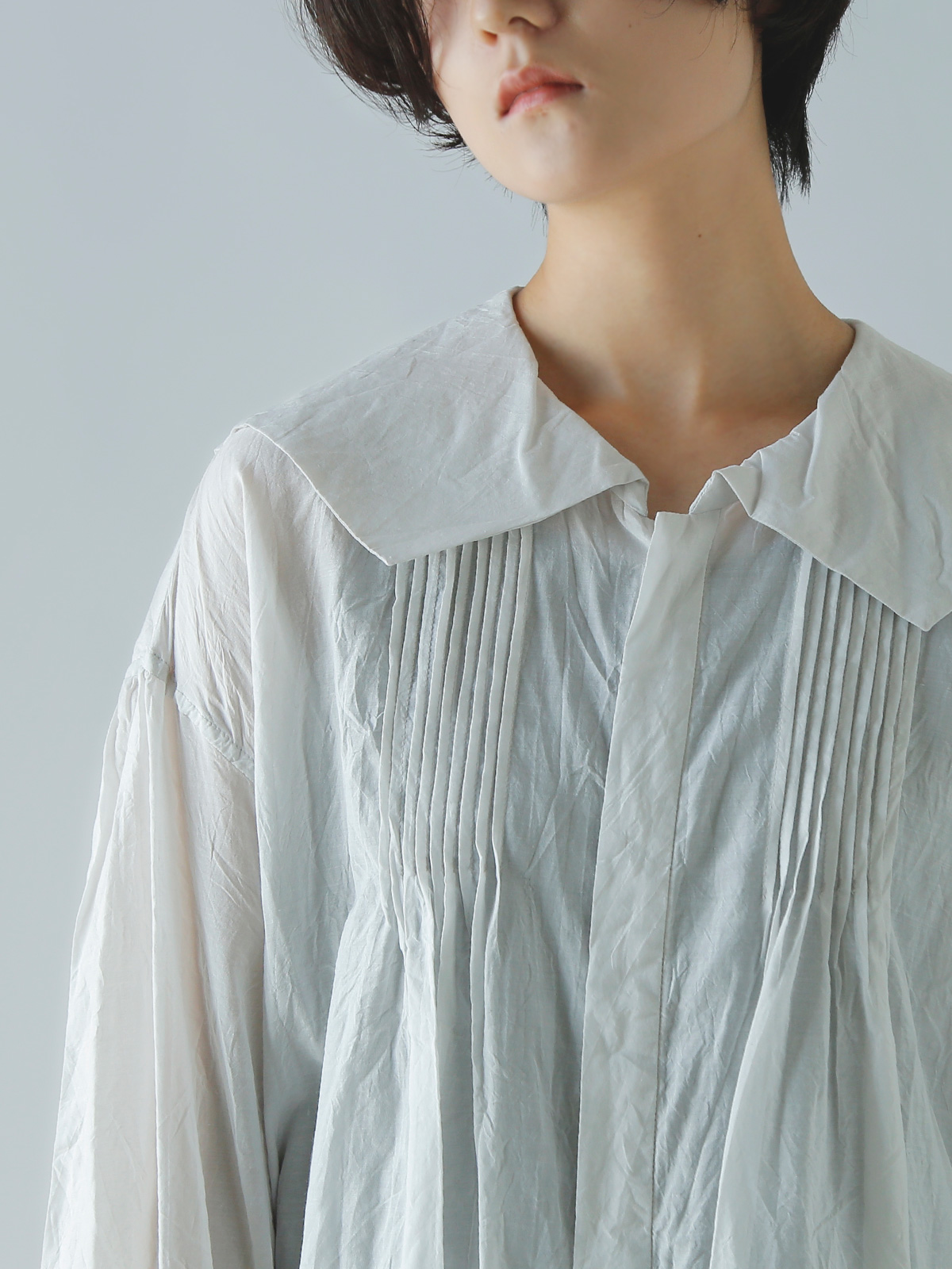 TOUJOURS トゥジュー ディファレント カウント コットン シルク カディ シャツ “Square Collar Pin Tuck Smock  Shirt” mm41es02 | iroma..aranciato