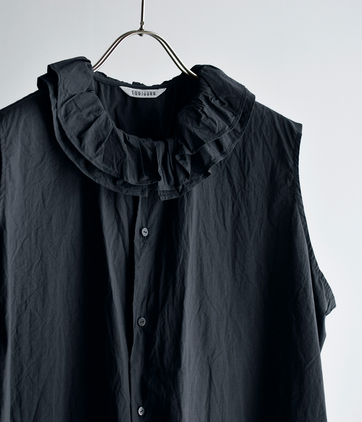 TOUJOURS トゥジュー ファイン ヤーン コットン シャツ “Ruffle Collar Sleeveless Shirt” mm40qs02