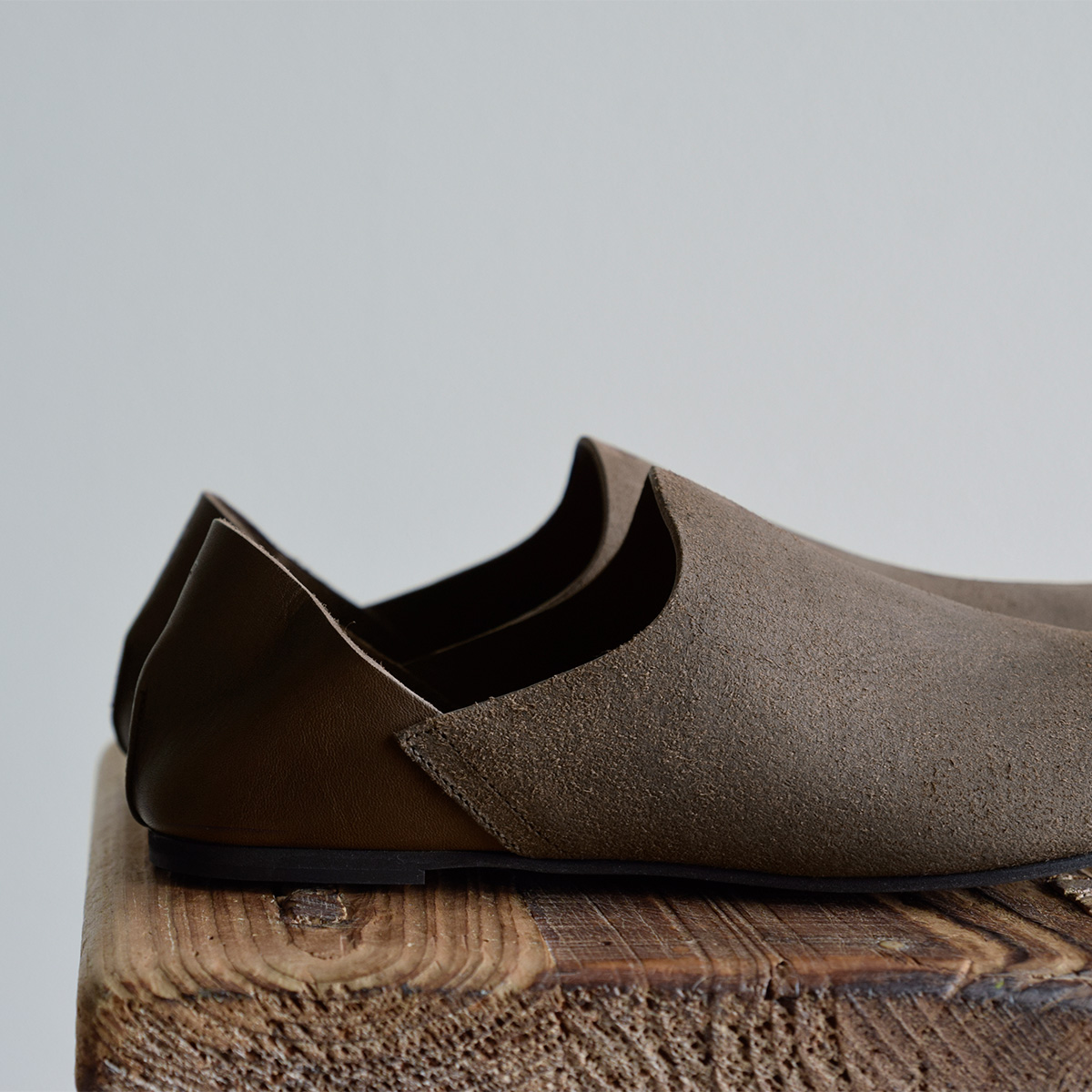 AUTTAA(アウッタ)レザースリッポンシューズ”Room Shoes”room