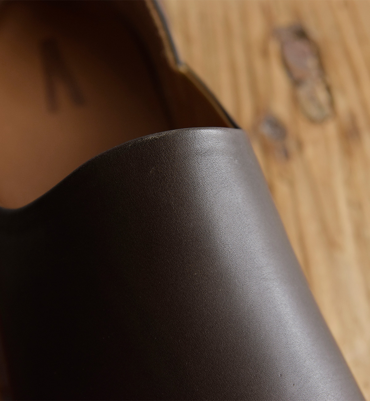 AUTTAA(アウッタ)レザースリッポンシューズ”Room Shoes II AUTTAA(アウッタ)レザースリッポンシューズ”Room Shoes II