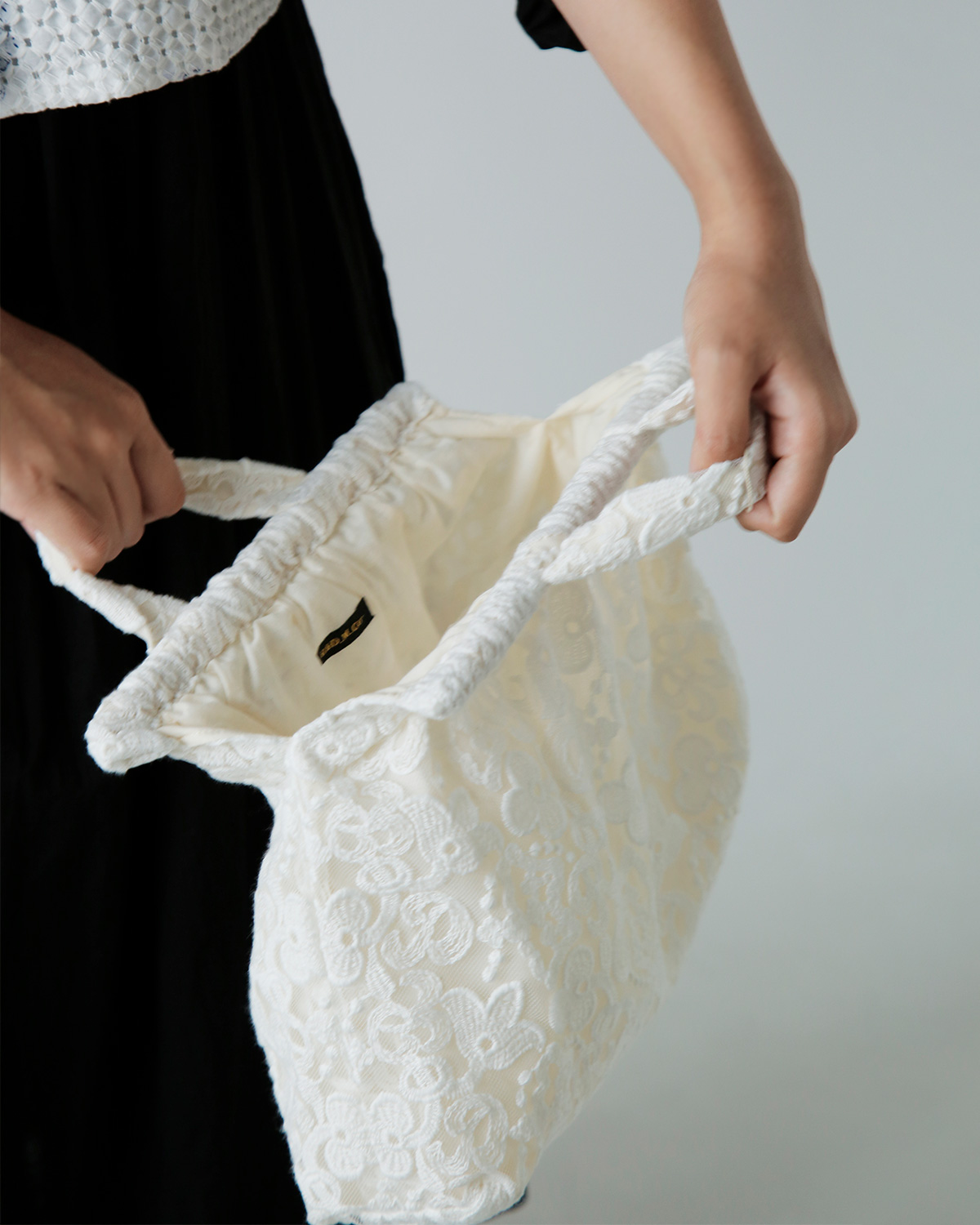 R & D.M.Co-(I[h}Ye[[)NE `[t [X obO gCROWN MOTIF LACE BAGh 7532