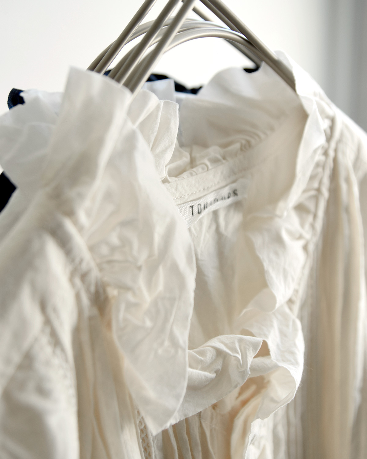 TOUJOURS(gDW[)t@C[ Rbg NX Vc gLace Pin Tuck Ruffle Shirth mm43ds01