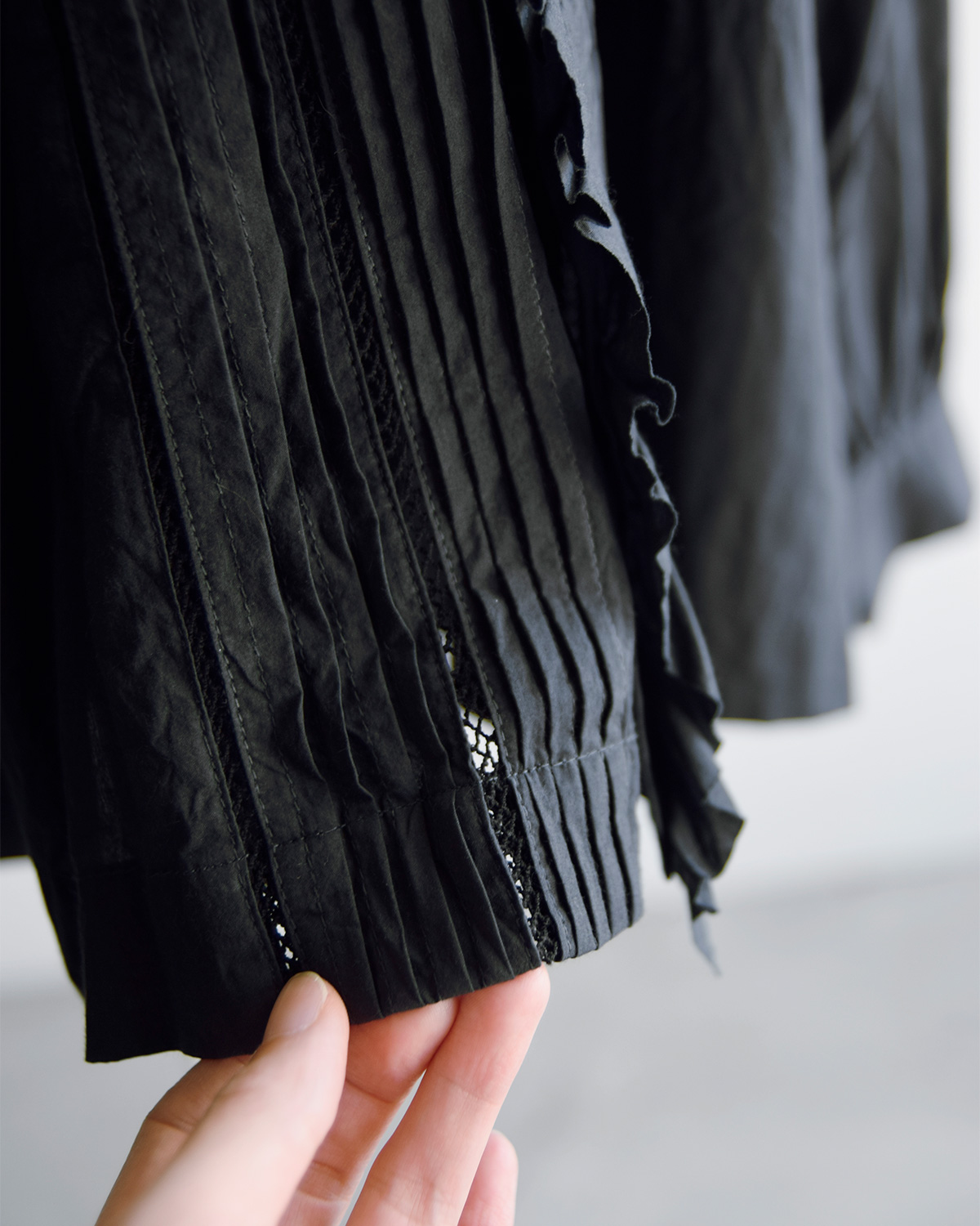 TOUJOURS(gDW[)t@C[ Rbg NX Vc gLace Pin Tuck Ruffle Shirth mm43ds01