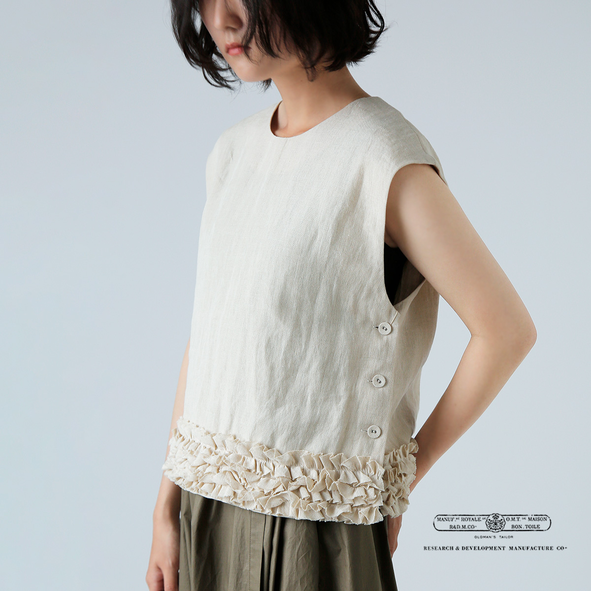 R & D.M.Co-(I[h}Ye[[)t fR[V {^ ru gFRILL DECOLATION BUTTON BIBh 7316