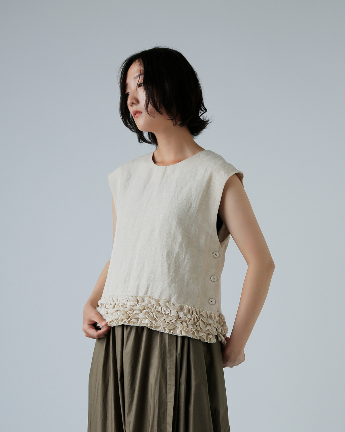 R & D.M.Co-(I[h}Ye[[)t fR[V {^ ru gFRILL DECOLATION BUTTON BIBh 7316