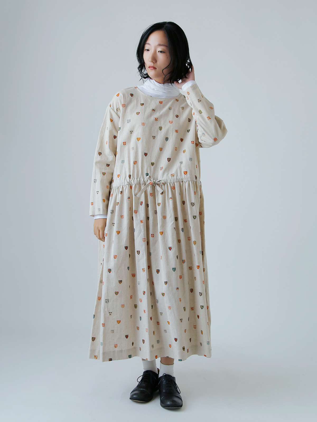 R & D.M.Co-(I[h}Ye[[)Rbg l R[gIuA[Y h[XgO hX gCOTTON LINEN COAT OF ARMS DRAWSTRING DRESSh 7493