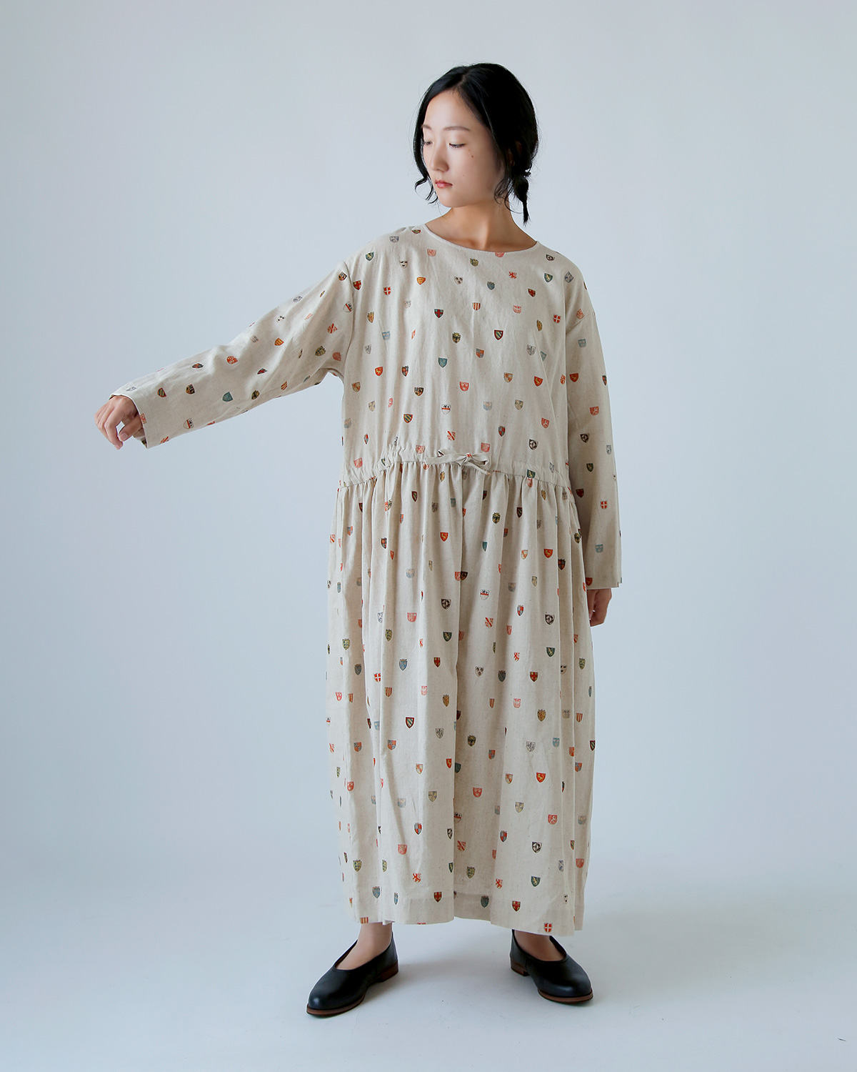 R & D.M.Co-(I[h}Ye[[)Rbg l R[gIuA[Y h[XgO hX gCOTTON LINEN COAT OF ARMS DRAWSTRING DRESSh 7493