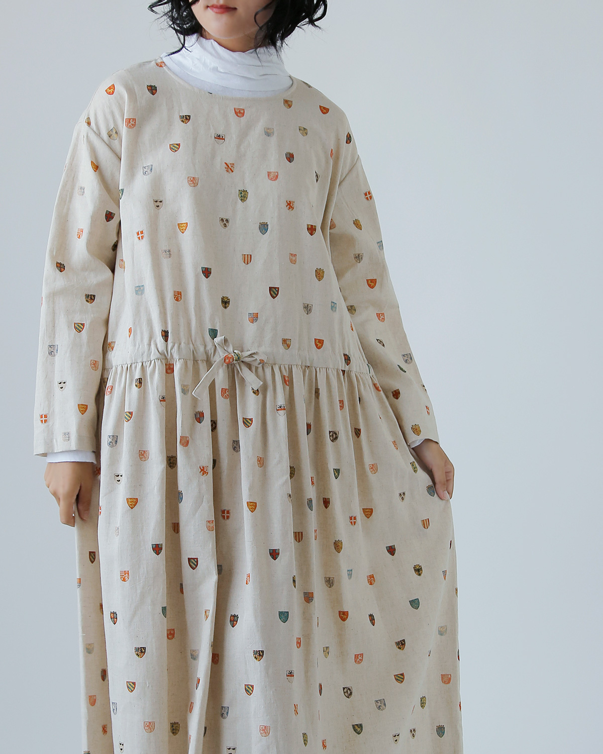 R & D.M.Co-(I[h}Ye[[)Rbg l R[gIuA[Y h[XgO hX gCOTTON LINEN COAT OF ARMS DRAWSTRING DRESSh 7493