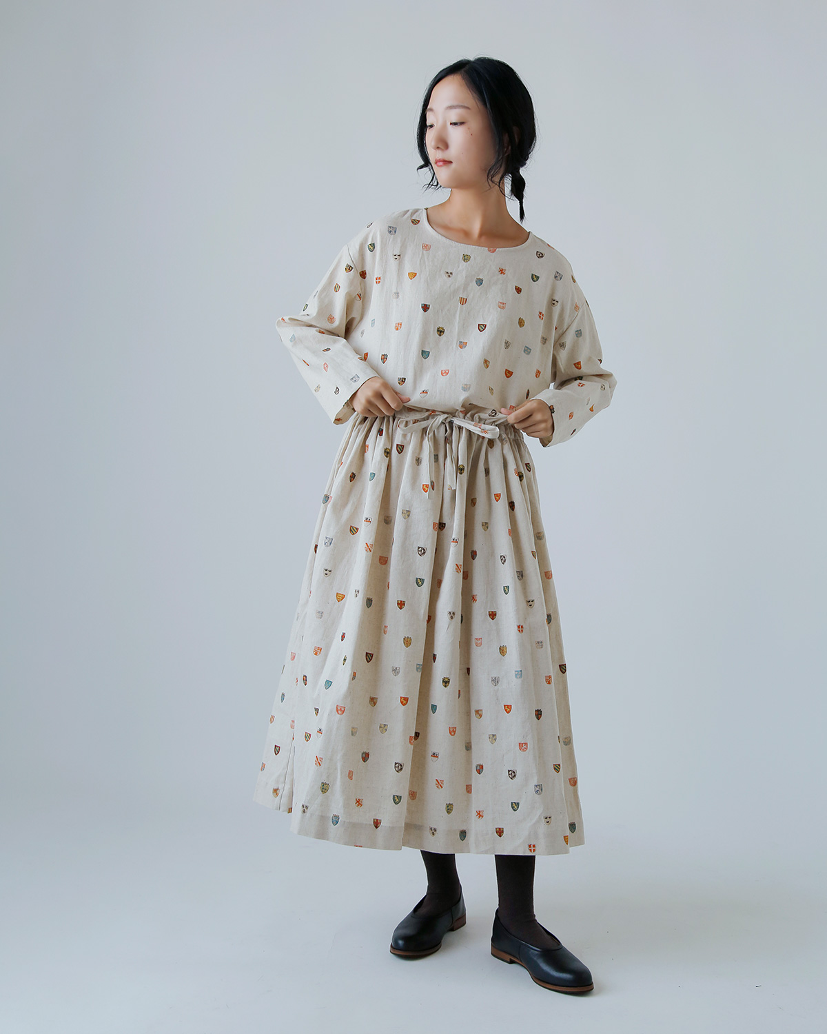R & D.M.Co-(I[h}Ye[[)Rbg l R[gIuA[Y h[XgO hX gCOTTON LINEN COAT OF ARMS DRAWSTRING DRESSh 7493