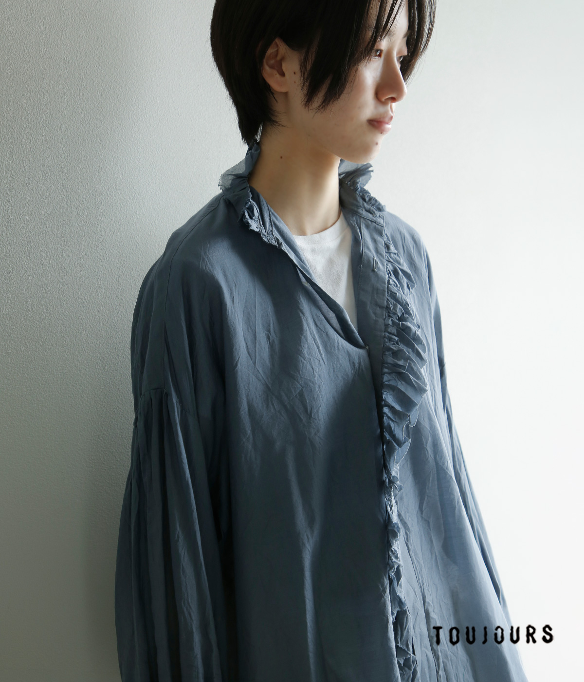 TOUJOURS(�g�D�W���[)�f�B�t�@�����g�J�E���g �R�b�g���V���N �J�f�B �t�����V���c Band Collar Bishop Sleeve Ruffle Shirt jm45fs01
