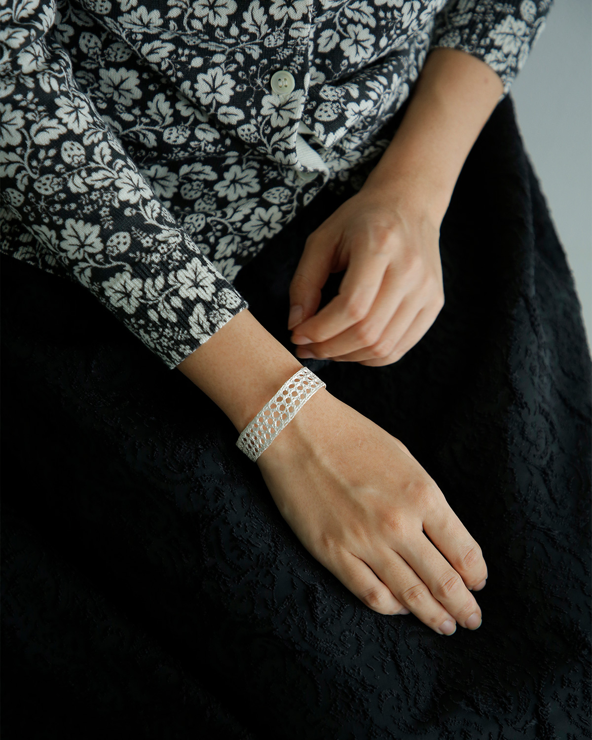 MAISON RUBUS.(���]�����[�o�X)���R���N�V���� �V���o�[ ���[�X �o���O�� L �grecollection lace bangle L�h re-002