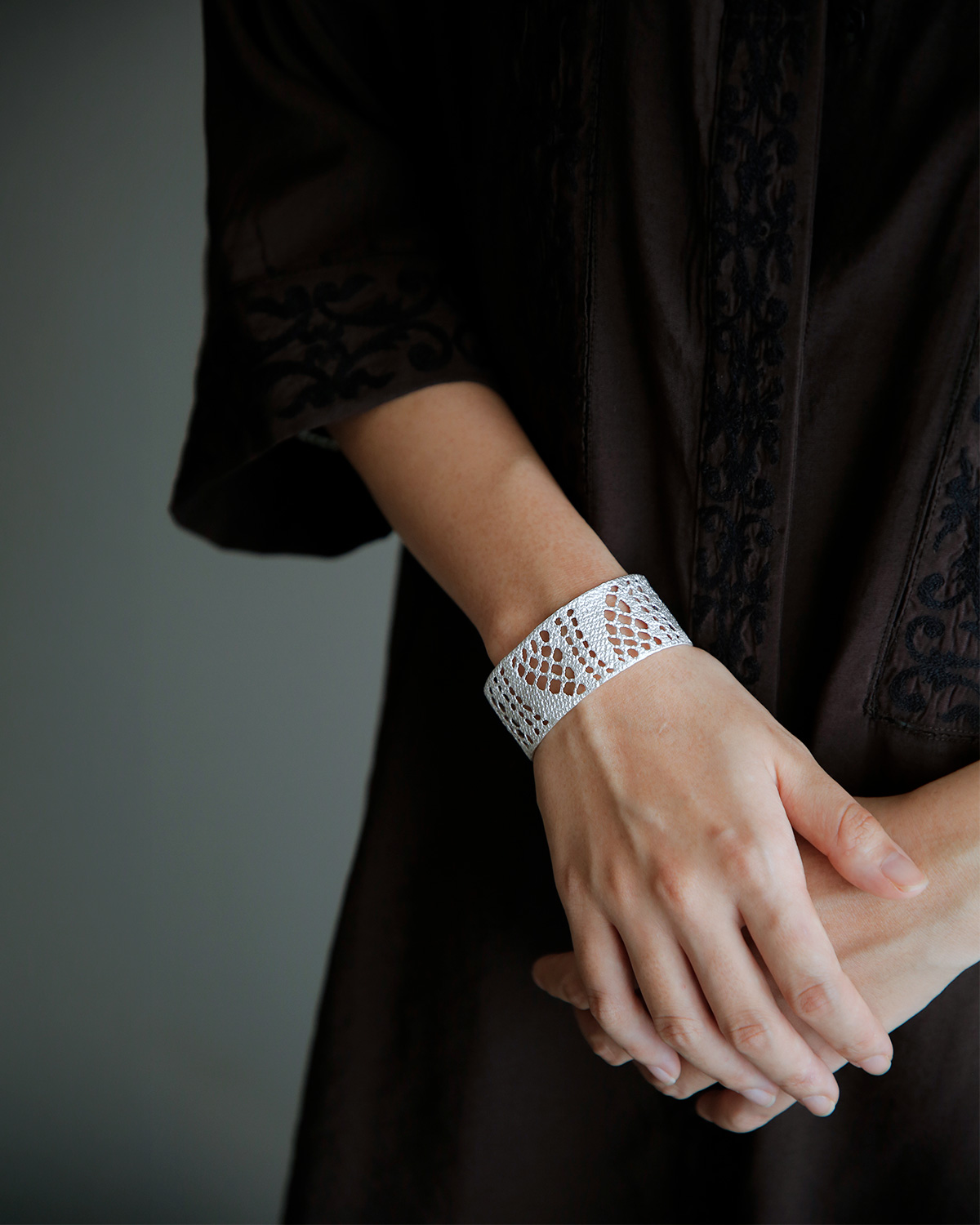 MAISON RUBUS.(���]�����[�o�X)���R���N�V���� �V���o�[ ���[�X �o���O�� 2L �grecollection lace bangle 2L�h re-020