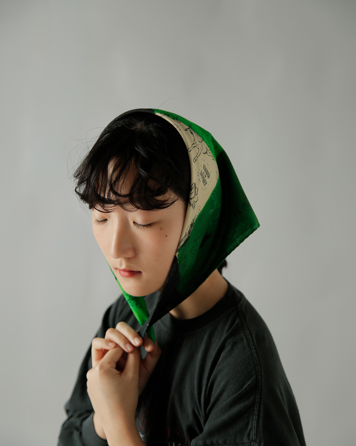 R & D.M.Co-(�I�[���h�}���Y�e�[���[)�V���N ���U�C�N �O���t�B�e�B �X�J�[�t MOSAIC GRAFFITI SCARF 7966