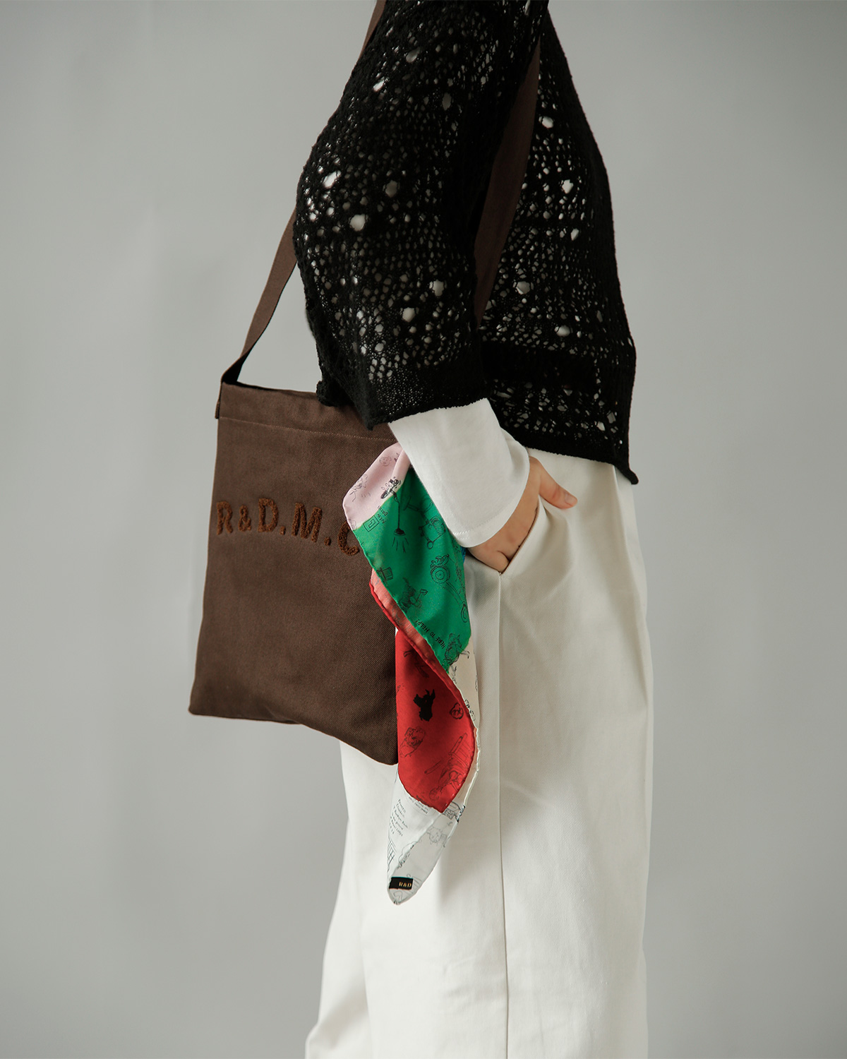 R & D.M.Co-(�I�[���h�}���Y�e�[���[)�V���N ���U�C�N �O���t�B�e�B �X�J�[�t MOSAIC GRAFFITI SCARF 7966