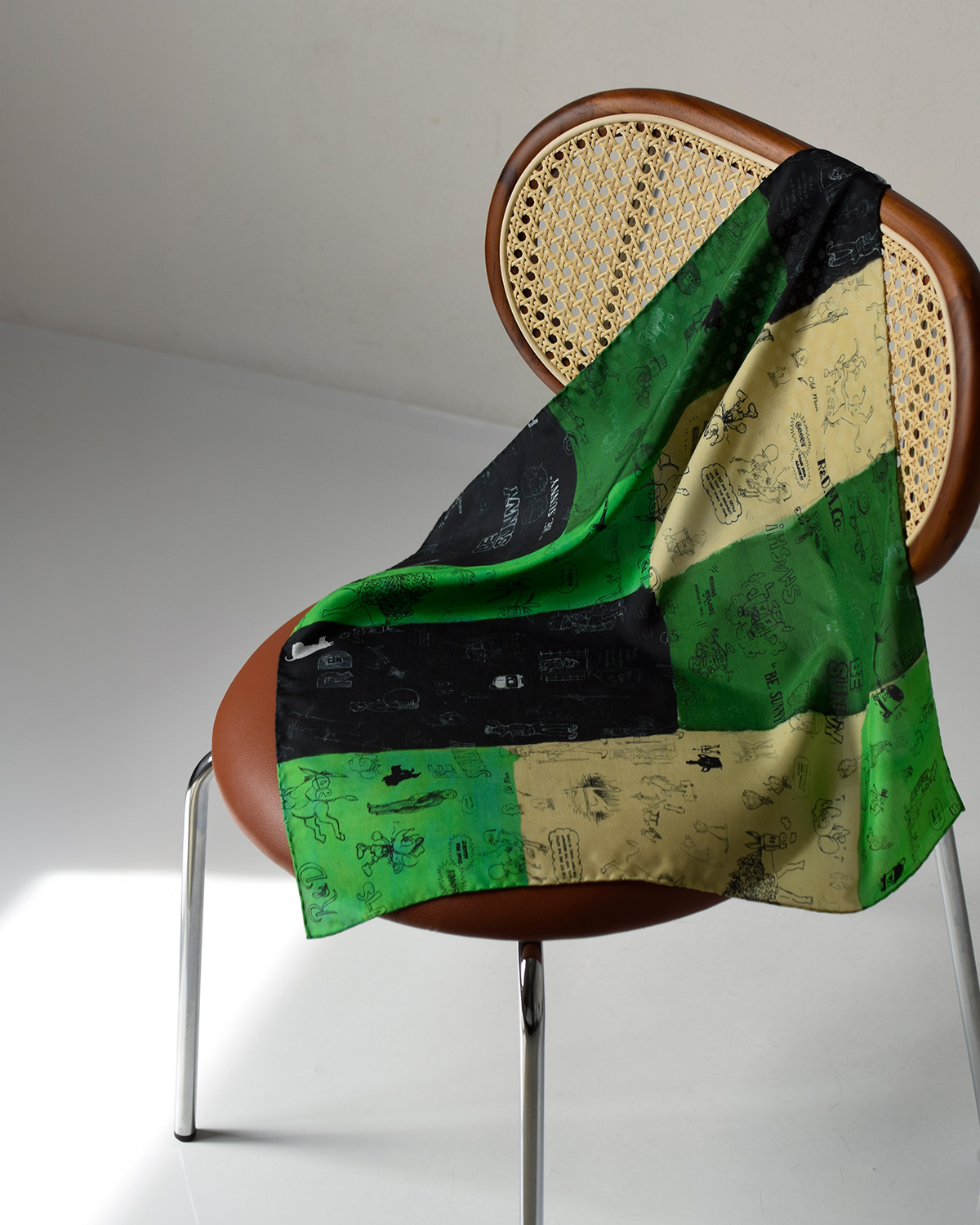 R & D.M.Co-(�I�[���h�}���Y�e�[���[)�V���N ���U�C�N �O���t�B�e�B �X�J�[�t MOSAIC GRAFFITI SCARF 7966