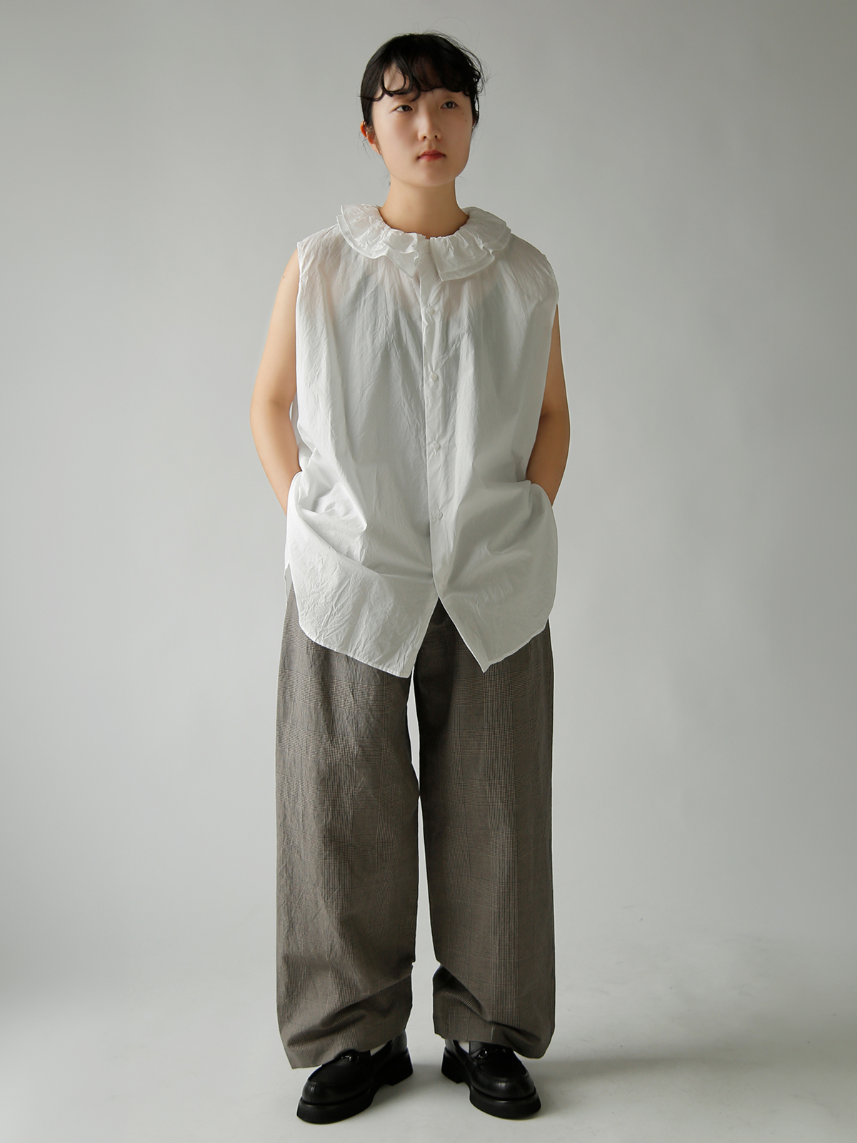 TOUJOURS(�g�D�W���[)�t�@�C�����[���R�b�g�� ���b�t���J���[ �X���[�u���X �V���c �gRuffle Collar Sleeveless Shirt�h mm44hs02