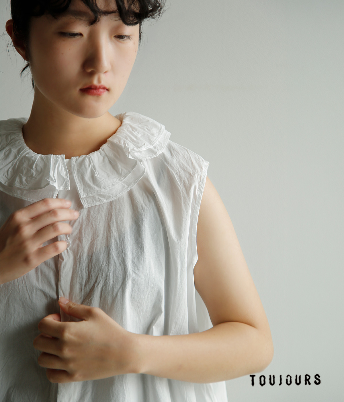 TOUJOURS(�g�D�W���[)�t�@�C�����[���R�b�g�� ���b�t���J���[ �X���[�u���X �V���c �gRuffle Collar Sleeveless Shirt�h mm44hs02