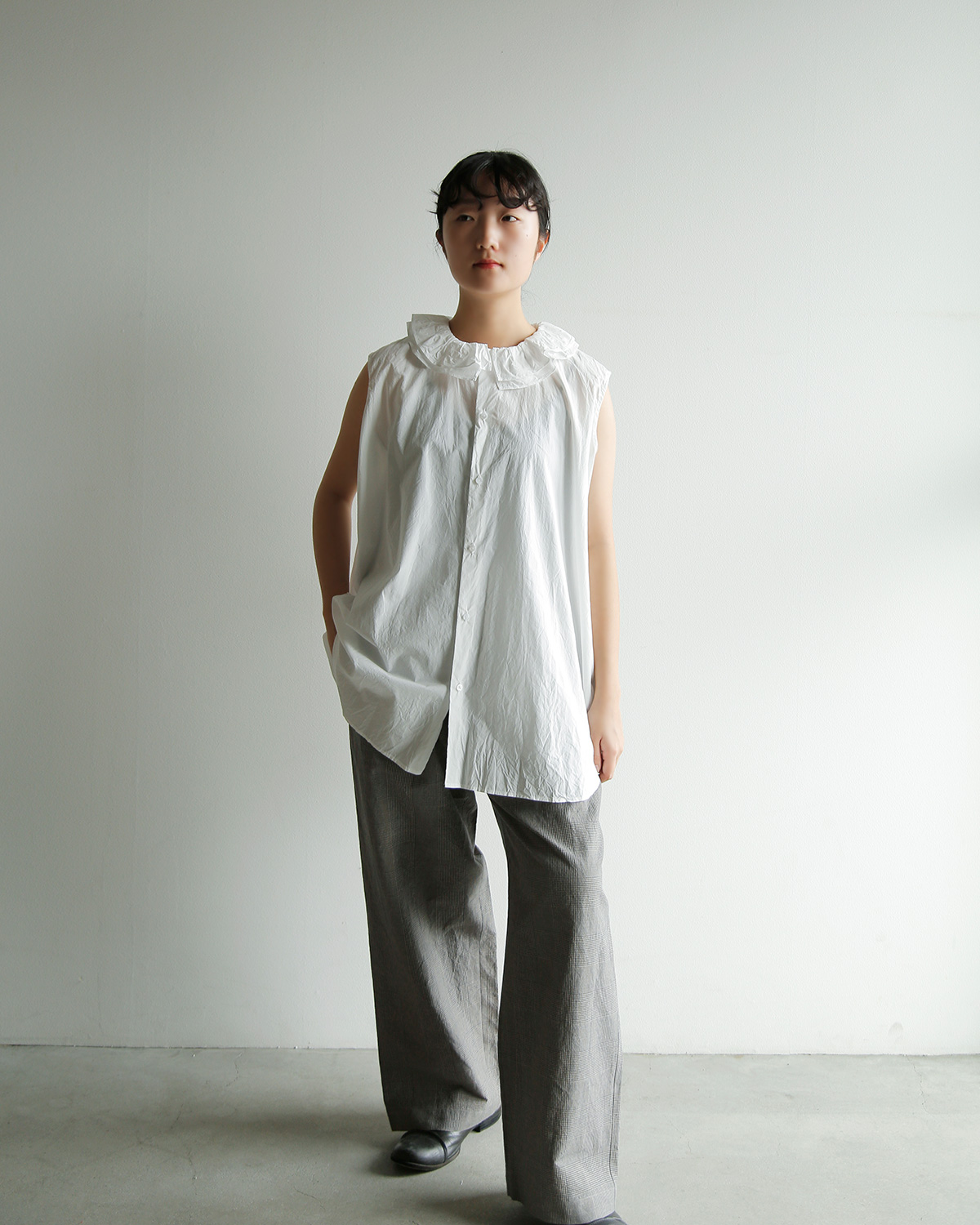 TOUJOURS(�g�D�W���[)�t�@�C�����[���R�b�g�� ���b�t���J���[ �X���[�u���X �V���c �gRuffle Collar Sleeveless Shirt�h mm44hs02