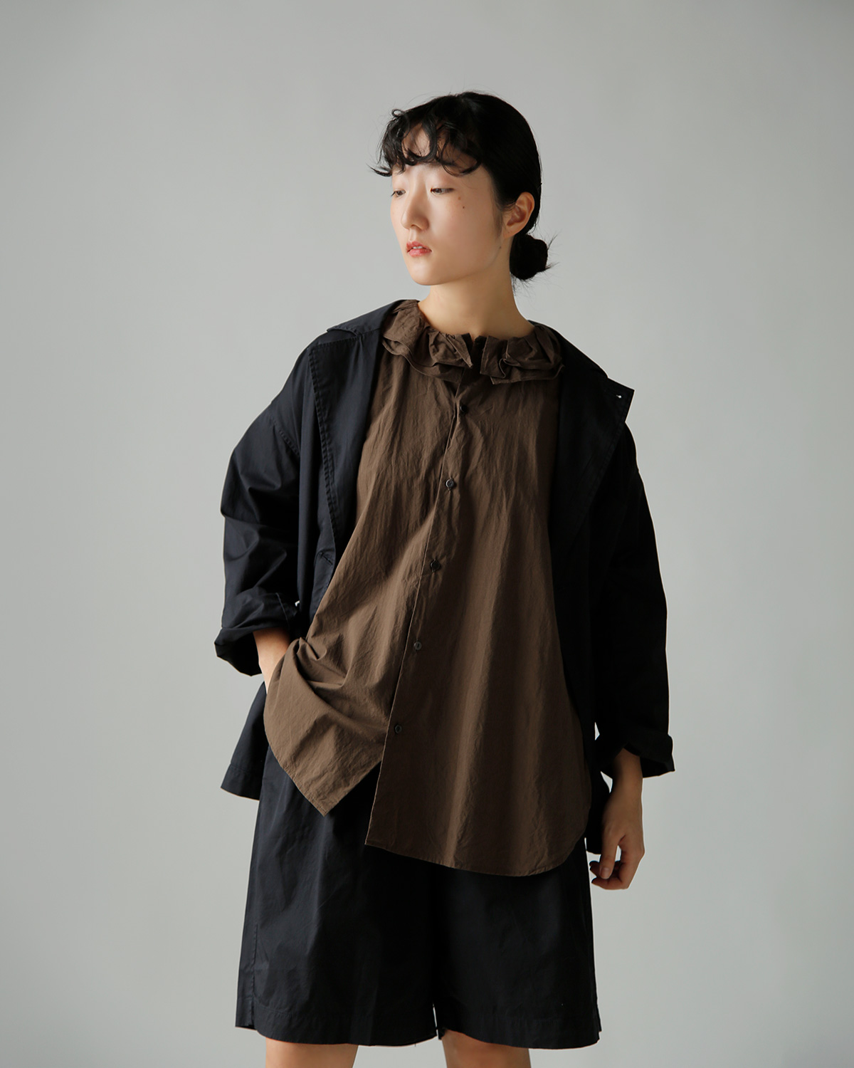 TOUJOURS(�g�D�W���[)�t�@�C�����[���R�b�g�� ���b�t���J���[ �X���[�u���X �V���c �gRuffle Collar Sleeveless Shirt�h mm44hs02