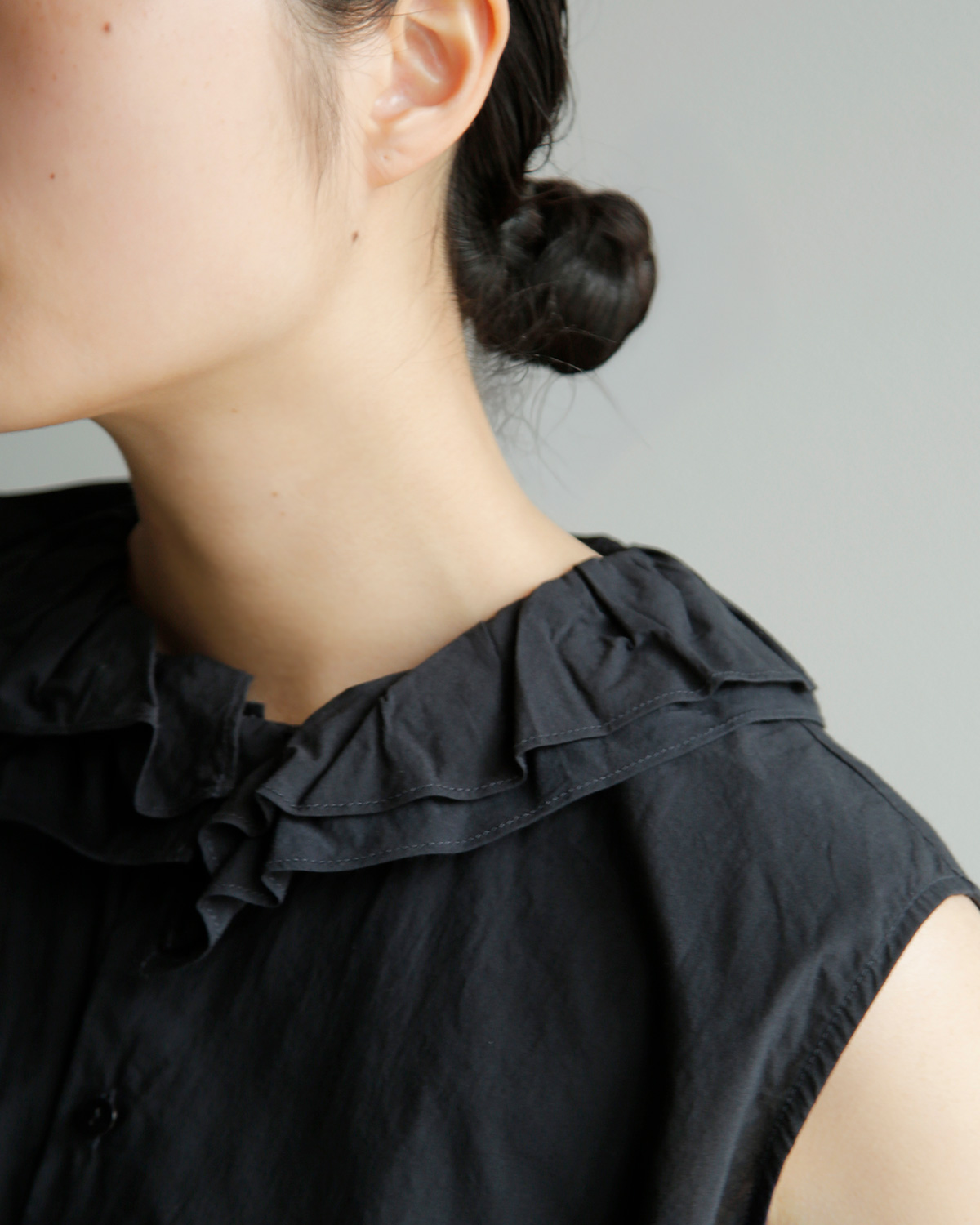 TOUJOURS(�g�D�W���[)�t�@�C�����[���R�b�g�� ���b�t���J���[ �X���[�u���X �V���c �gRuffle Collar Sleeveless Shirt�h mm44hs02