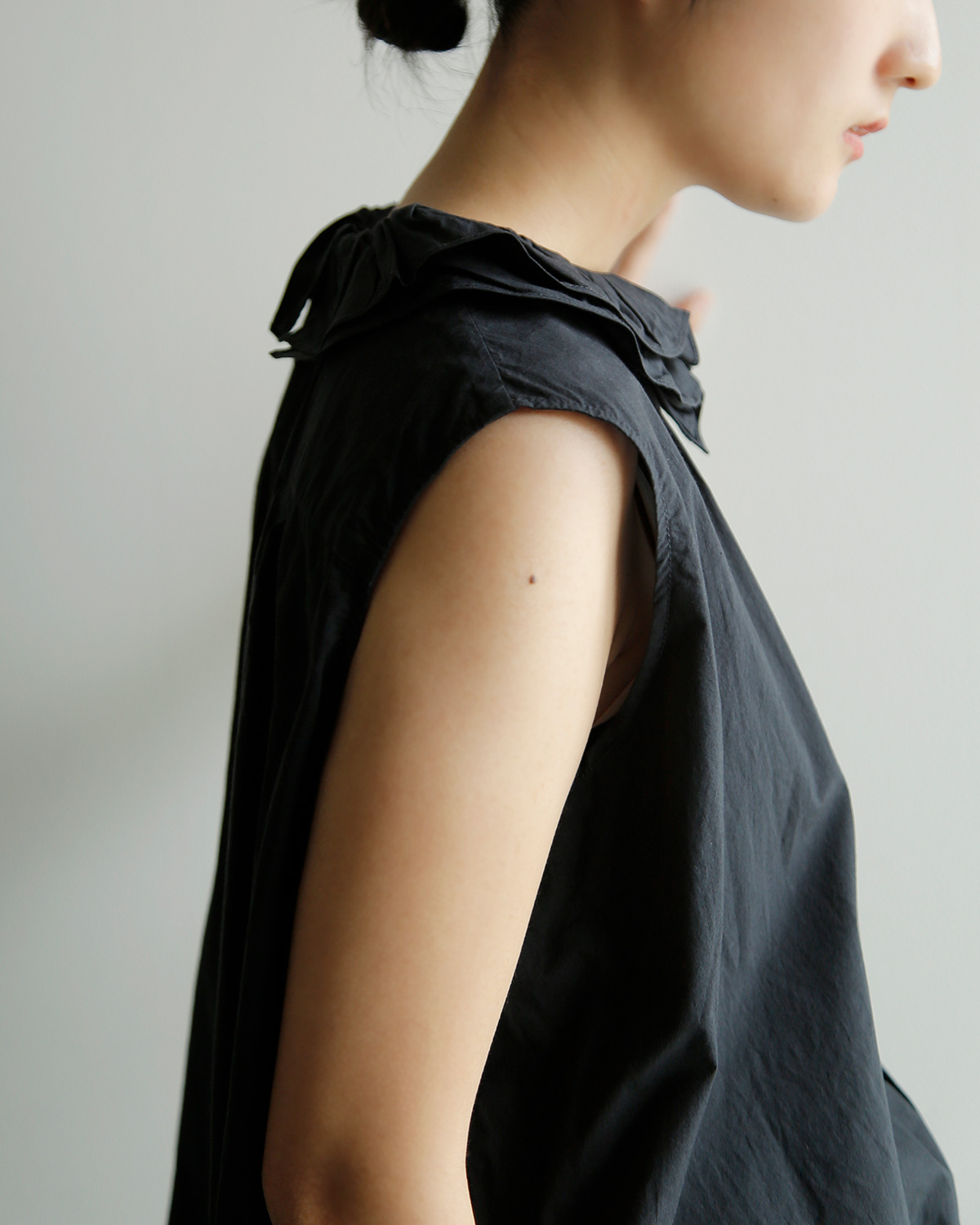 TOUJOURS(�g�D�W���[)�t�@�C�����[���R�b�g�� ���b�t���J���[ �X���[�u���X �V���c �gRuffle Collar Sleeveless Shirt�h mm44hs02