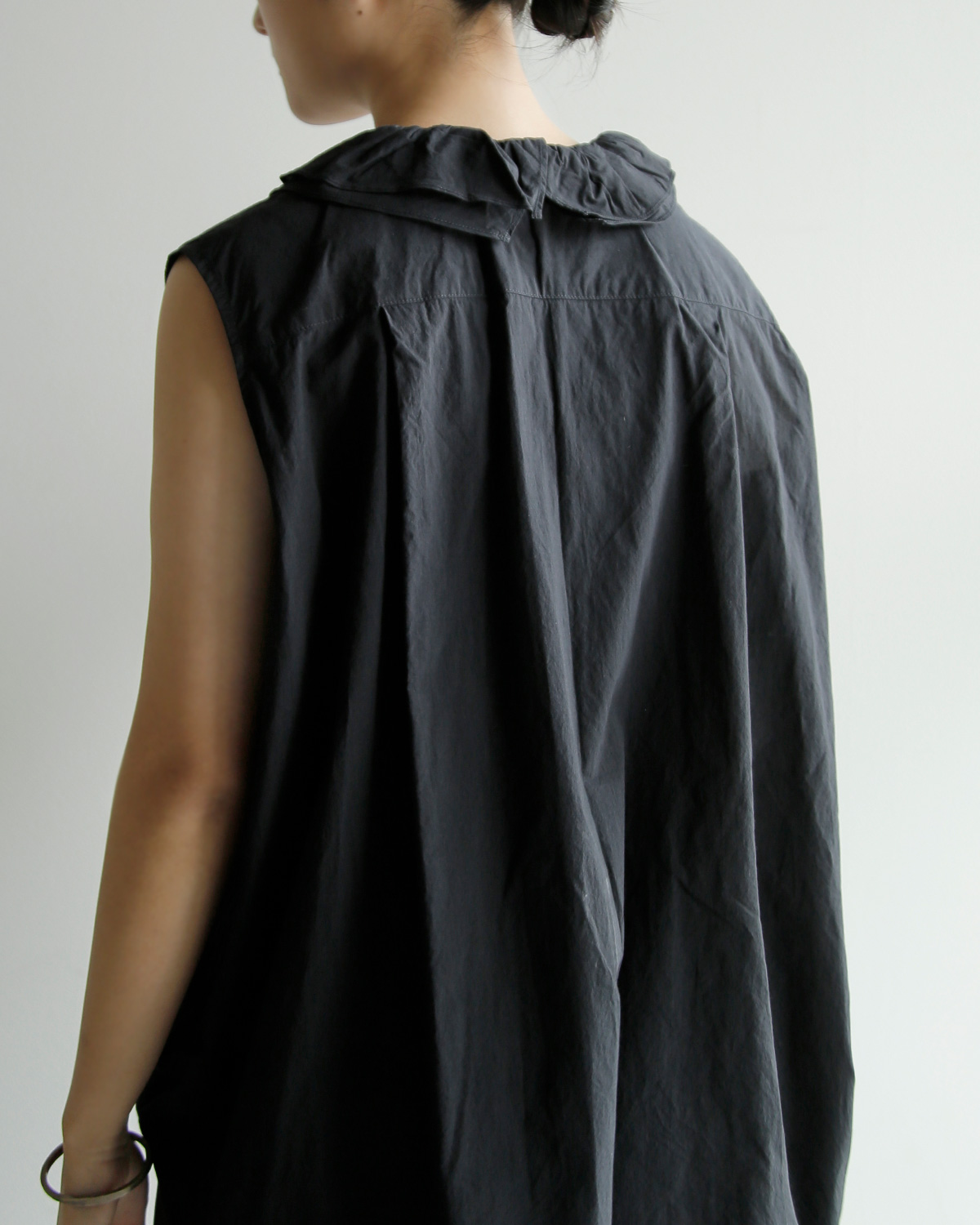 TOUJOURS(�g�D�W���[)�t�@�C�����[���R�b�g�� ���b�t���J���[ �X���[�u���X �V���c �gRuffle Collar Sleeveless Shirt�h mm44hs02