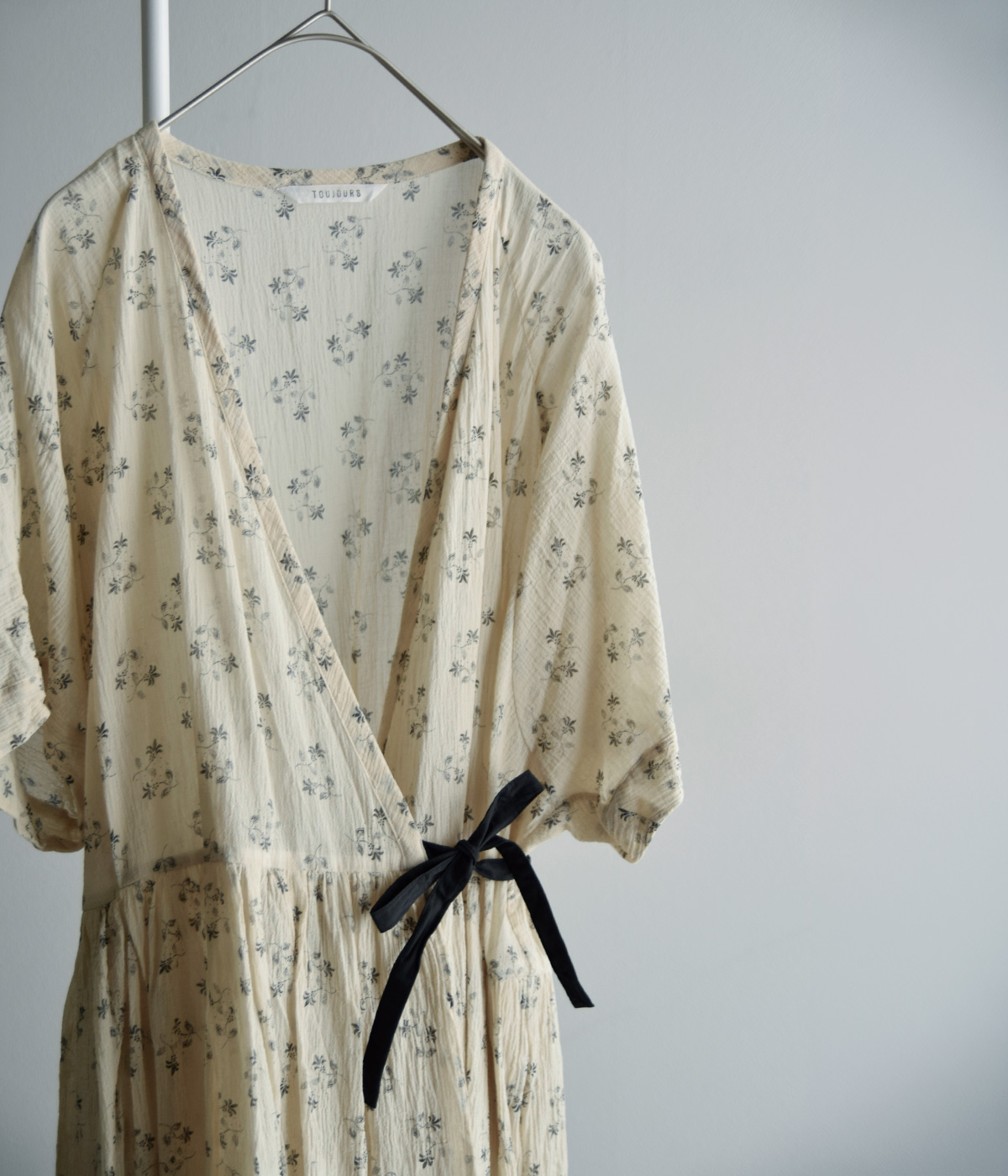 TOUJOURS(�g�D�W���[)�t�@�C���R�b�g���K�[�[ �s�O�����g�t���[�����v�����g �h���X �gHalf Sleeve Pleated Cache-coeur Dress�h tm44ld05