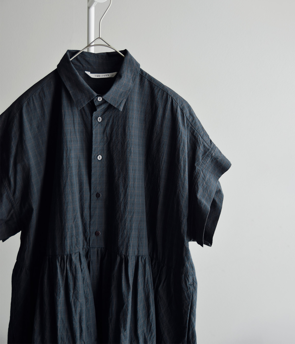 TOUJOURS(�g�D�W���[)�n�[�h�E�H�b�V���R�b�g�� �^�b�^�[�\�[���`�F�b�N �V���c�h���X �gBand Sleeve Tiered Shirt Dress�h ym44td05