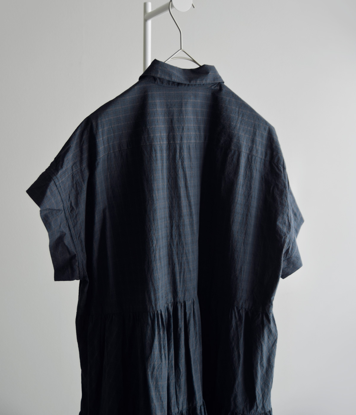 TOUJOURS(�g�D�W���[)�n�[�h�E�H�b�V���R�b�g�� �^�b�^�[�\�[���`�F�b�N �V���c�h���X �gBand Sleeve Tiered Shirt Dress�h ym44td05