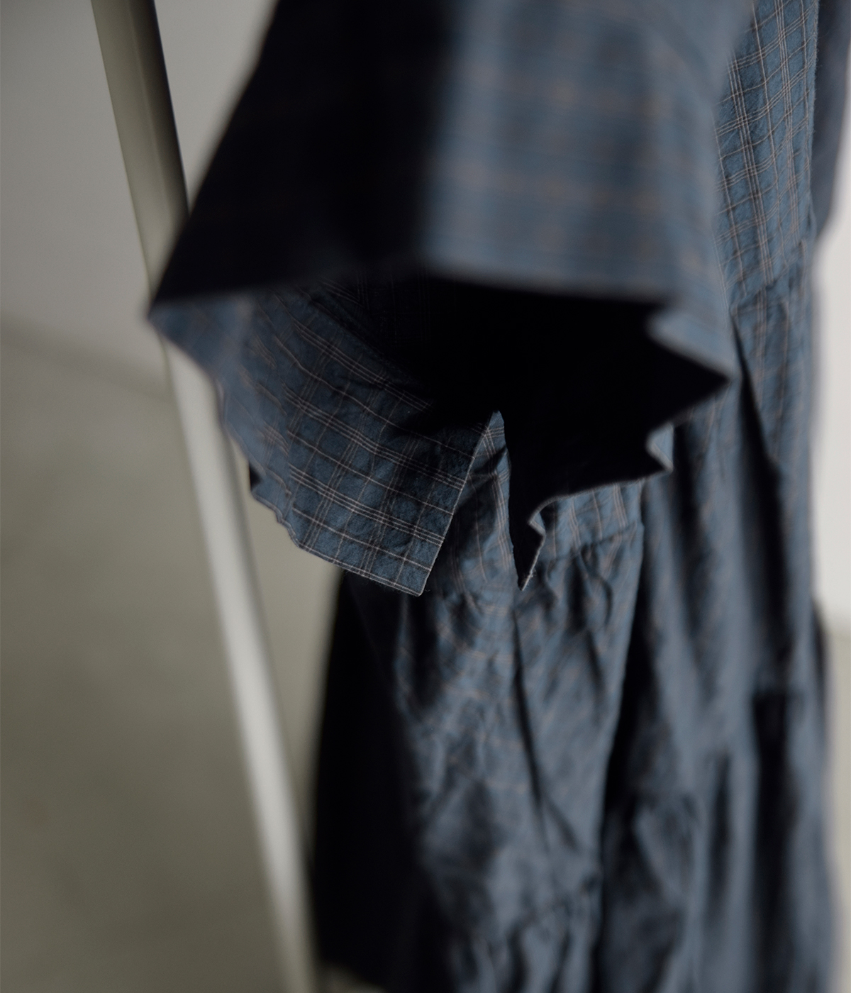 TOUJOURS(�g�D�W���[)�n�[�h�E�H�b�V���R�b�g�� �^�b�^�[�\�[���`�F�b�N �V���c�h���X �gBand Sleeve Tiered Shirt Dress�h ym44td05