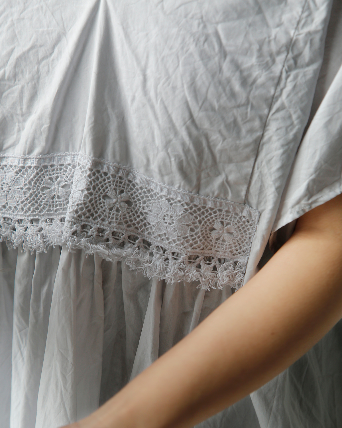 TOUJOURS(�g�D�W���[)�����N���R�b�g���y�[�p�[ �|���`���h���X �gNatural Garment Dyed Fringe Lace Poncho Dress�h ym44vd05