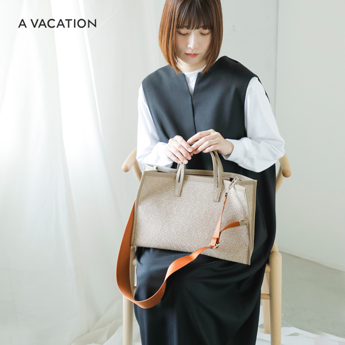 A VACATION(ア ヴァケーション)カウレザー ハンドル 2way ショルダーバッグ “BREAD M” 24aw-a64