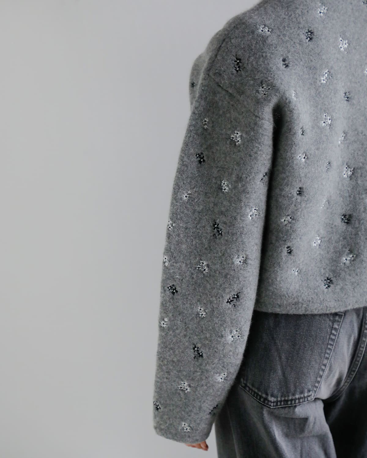 CREDONA(クレドナ)ウールブレンドブークレフラワー刺繍ニットジャケット “FLOWER EMBROIDERY KNIT JACKET” 1425511389-0