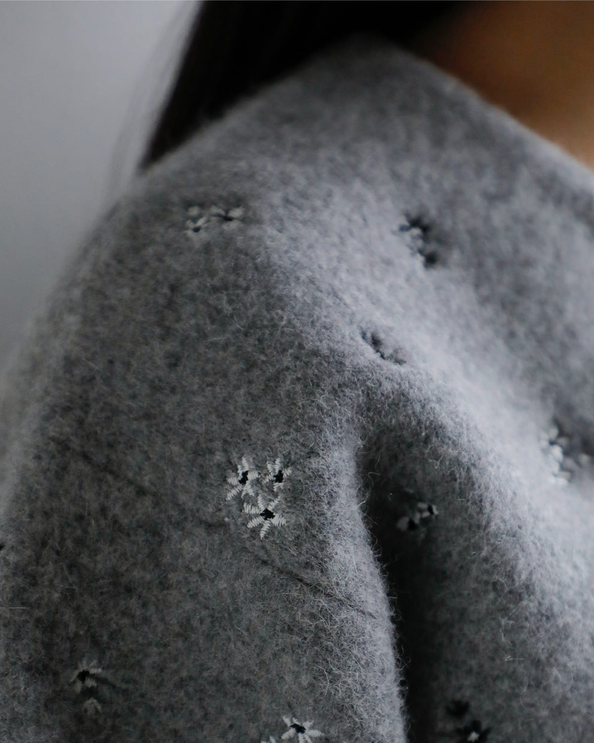 CREDONA(クレドナ)ウールブレンドブークレフラワー刺繍ニットジャケット “FLOWER EMBROIDERY KNIT JACKET” 1425511389-0