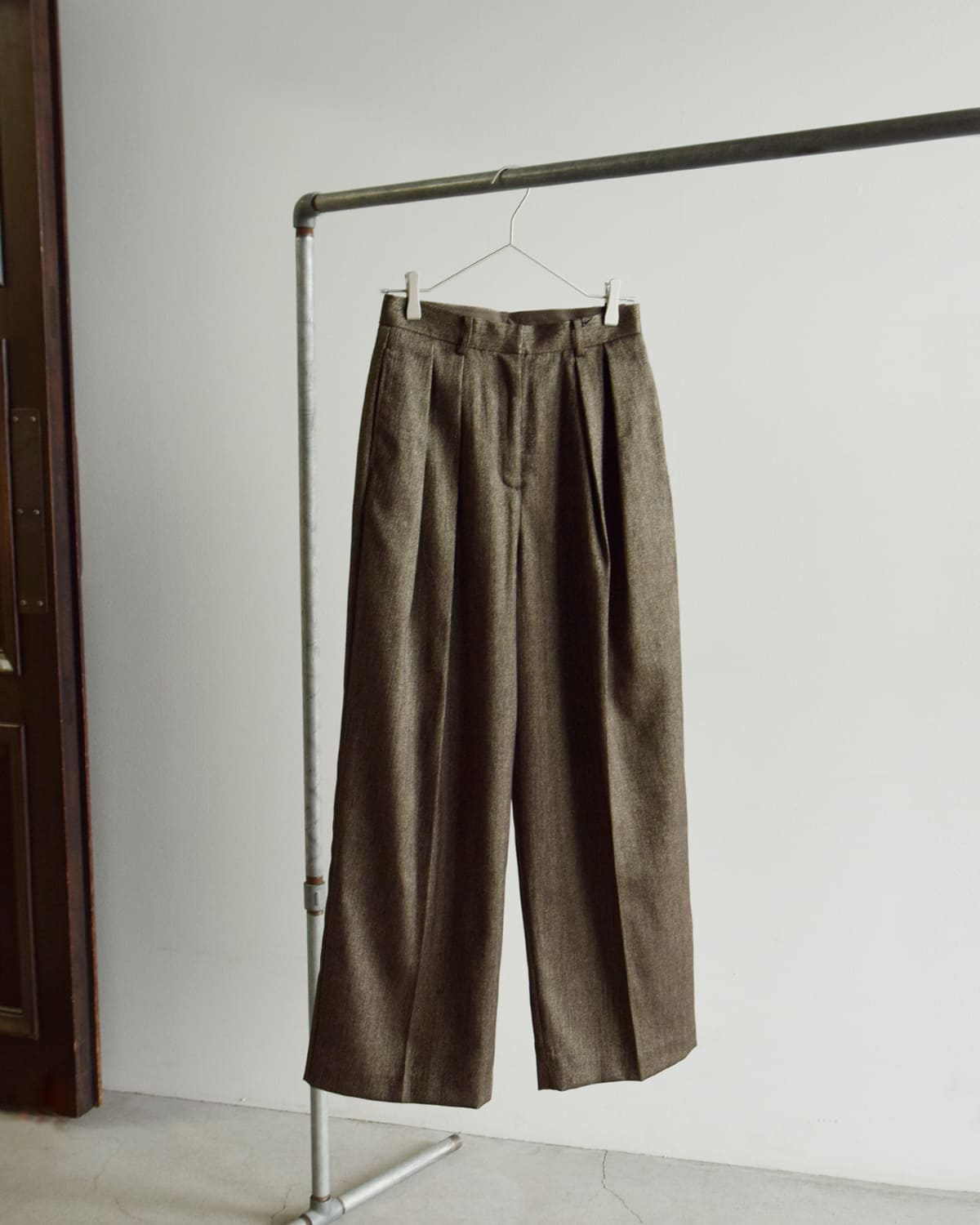 CREDONA(クレドナ)高密度ウールギャバジンツータックスラックスパンツ “THE C ICHIGUN PANTS” 1425520359-0
