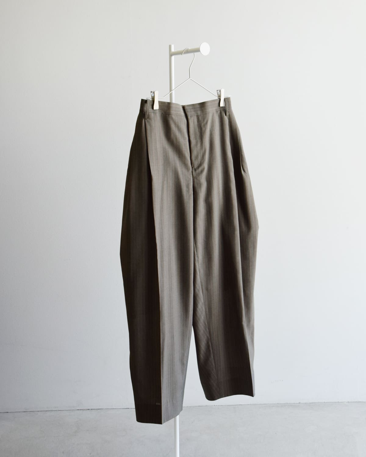 beautiful people(ビューティフルピープル)ウールシルクサイドタックワイドパンツ1545105013 “Sheer stripe suiting side tuck widepants” 1545105013