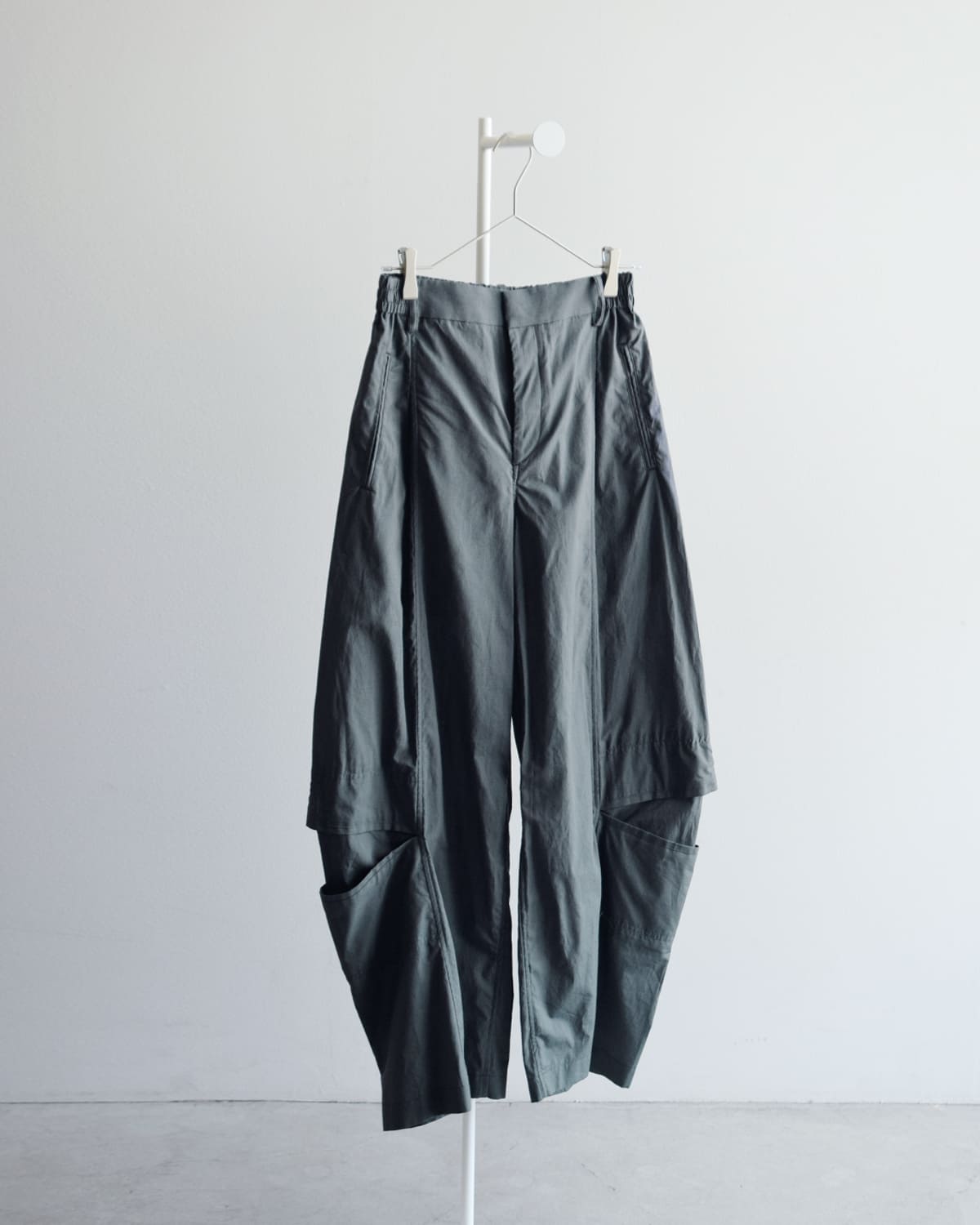 beautiful people(ビューティフルピープル)コットンテーパードイージーワイドパンツ1545105014 “Cotton suiting trompe loeil pants” 1545105014