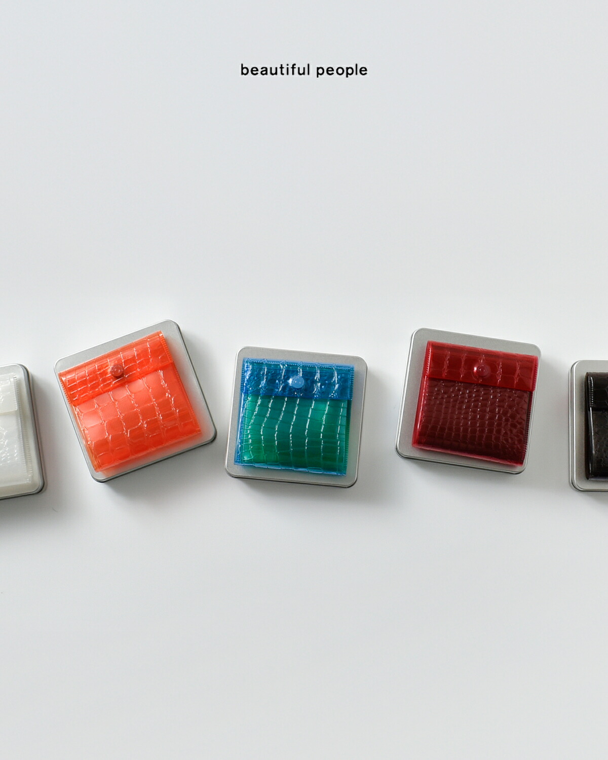 beautiful people(ビューティフルピープル)PVC スケルトン エンボス 3つ折り ウォレット “nothing to hide vinyl card wallet”1626512001