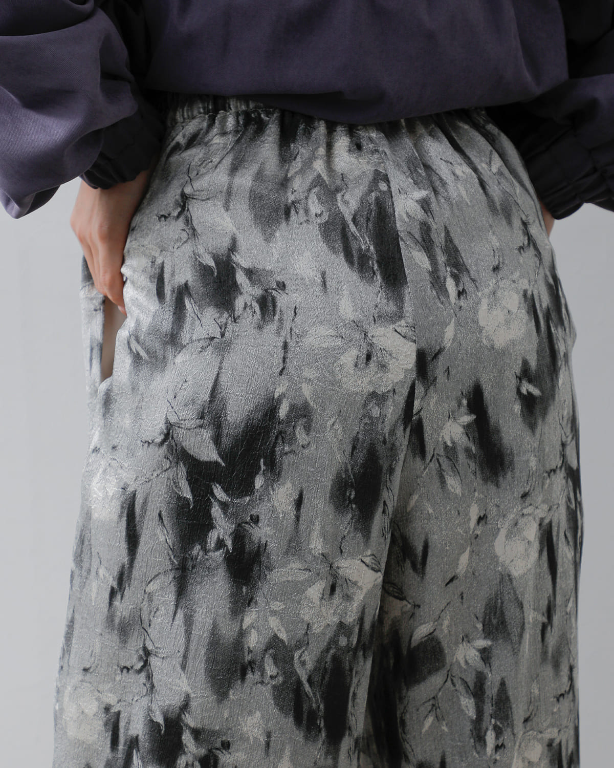 CHIGNON(シニヨン)ワッシャーサテンプリントパンツ 3755-253mk