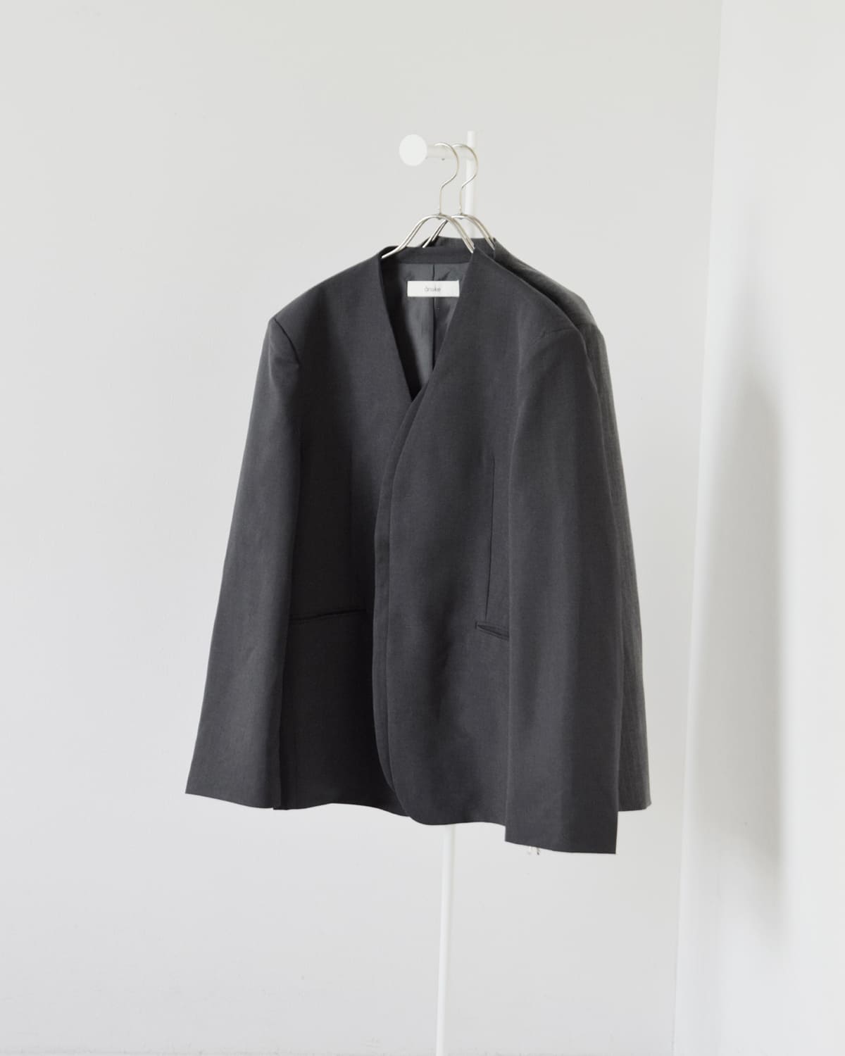 anuke(アンヌーク)ストレッチノーカラーオーバージャケット62520106 “Collarless Over Jacket” 62520106