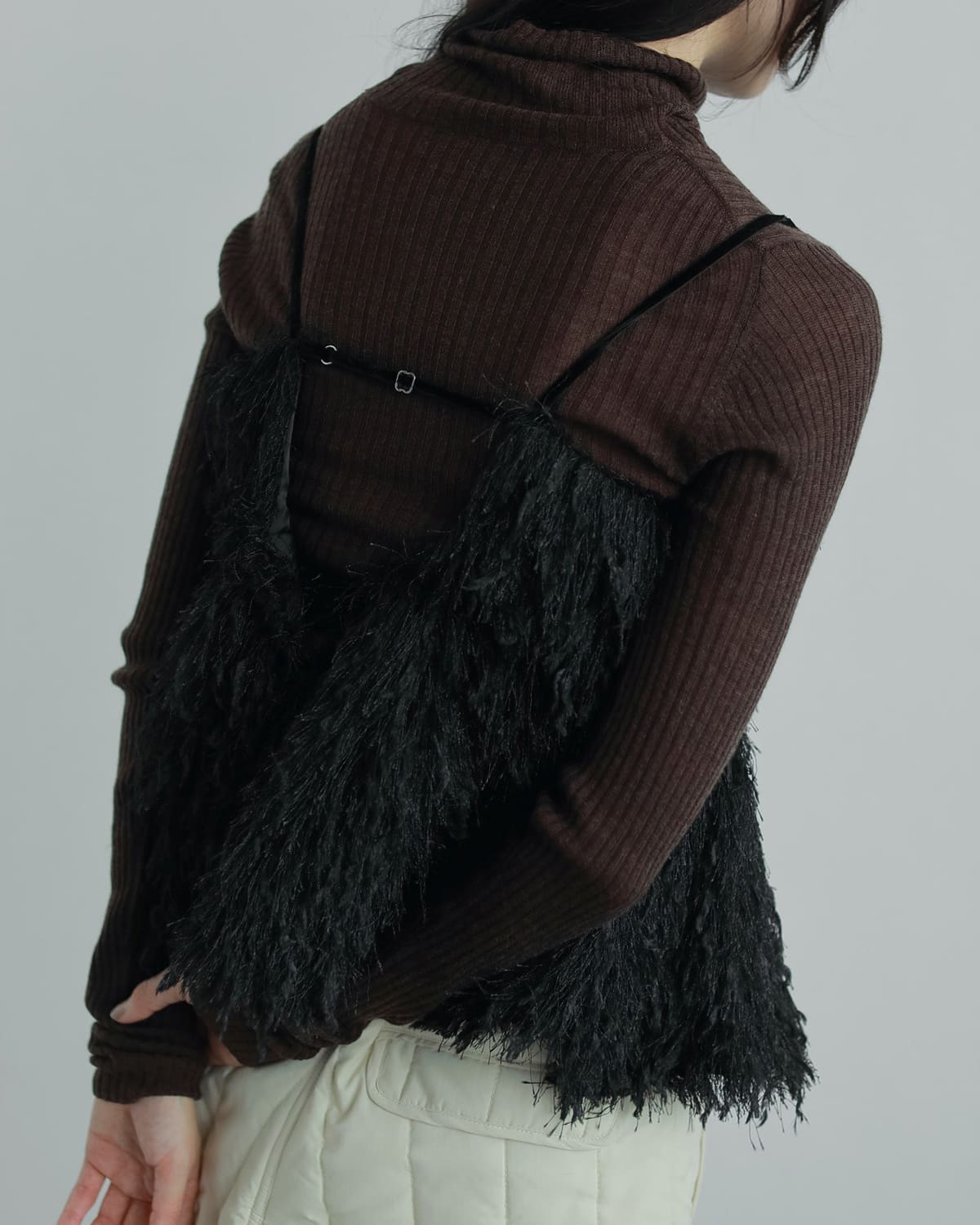 anuke(アンヌーク)パックオープンフェザーキャミソール “Backopen Feather Camisole” 62520426