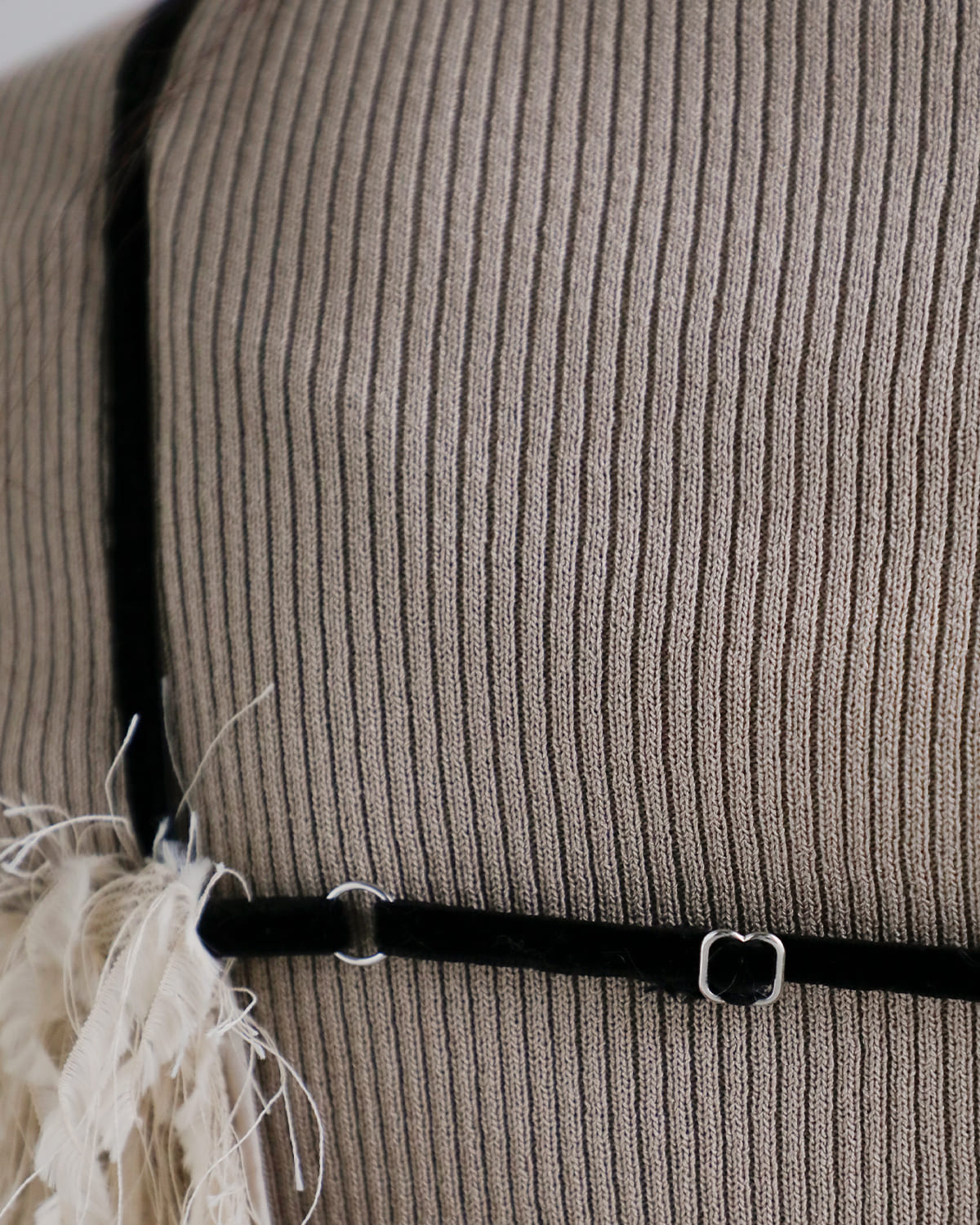 anuke(アンヌーク)パックオープンフェザーキャミソール “Backopen Feather Camisole” 62520426