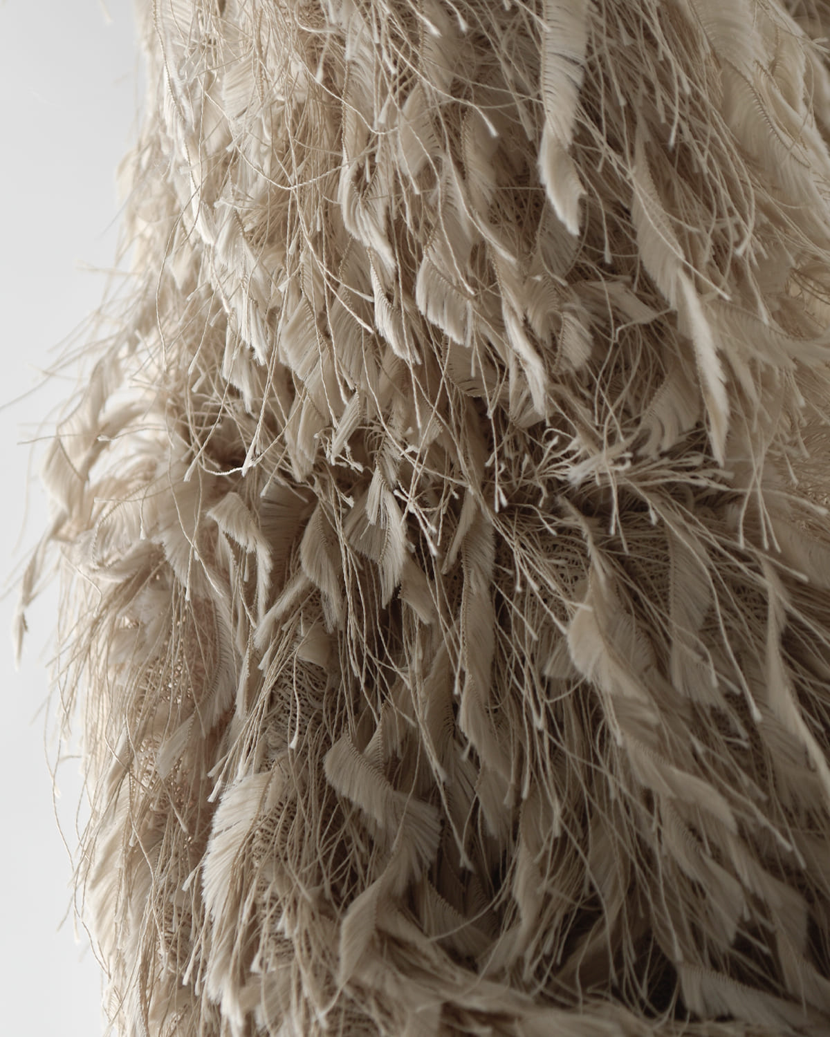 anuke(アンヌーク)パックオープンフェザーキャミソール “Backopen Feather Camisole” 62520426