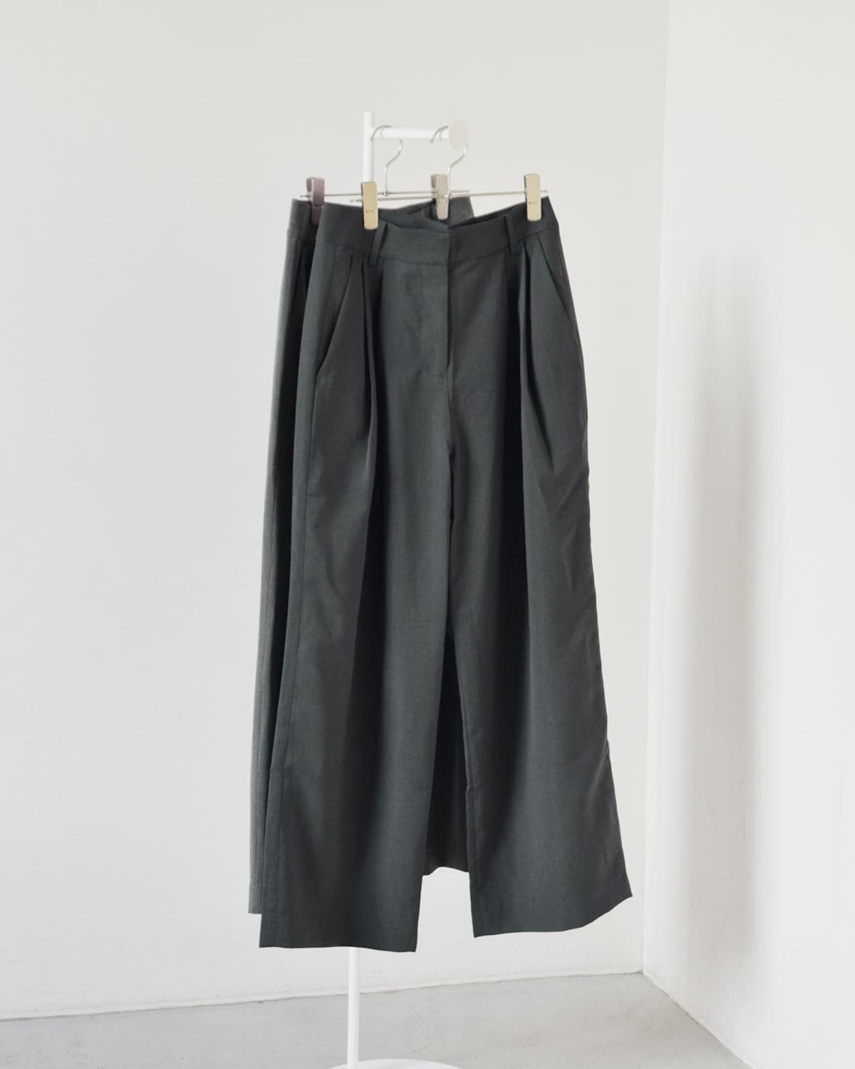 anuke(アンヌーク)ヘザーストレッチダブルタックワイドパンツ “Heather Stretch Pants” 62520706