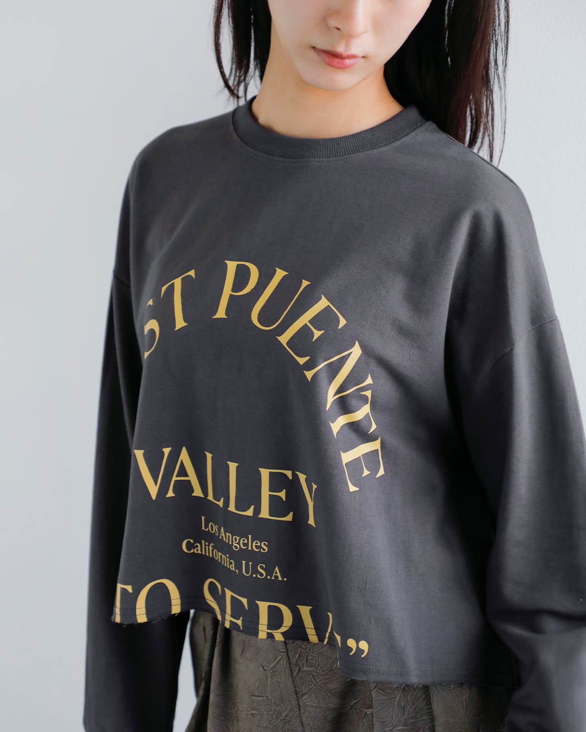 CHIGNON(シニヨン)カットオフロゴミニ裏毛プルオーバー 8454-100kk