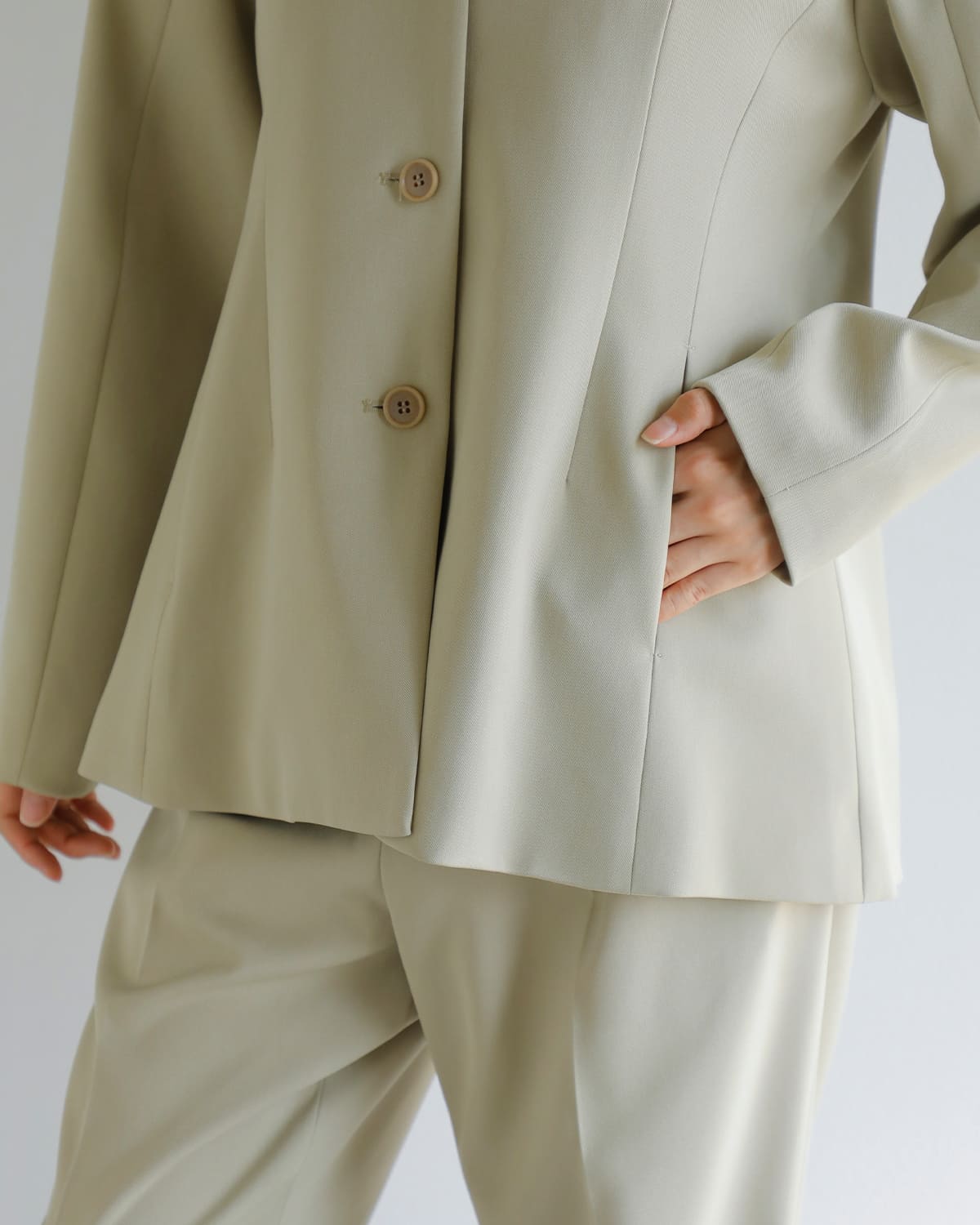 MANOF(マノフ)カーブスリーブチョーカージャケット 89103-0402