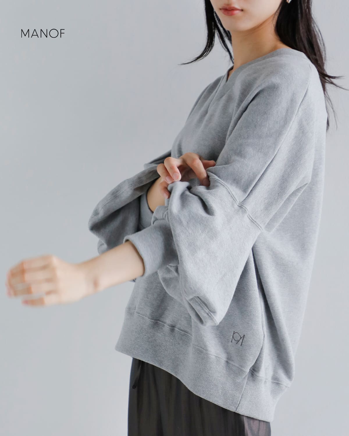 MANOF(マノフ)ボリューム スリーブ ロゴ スウェットシャツ89105-1072
